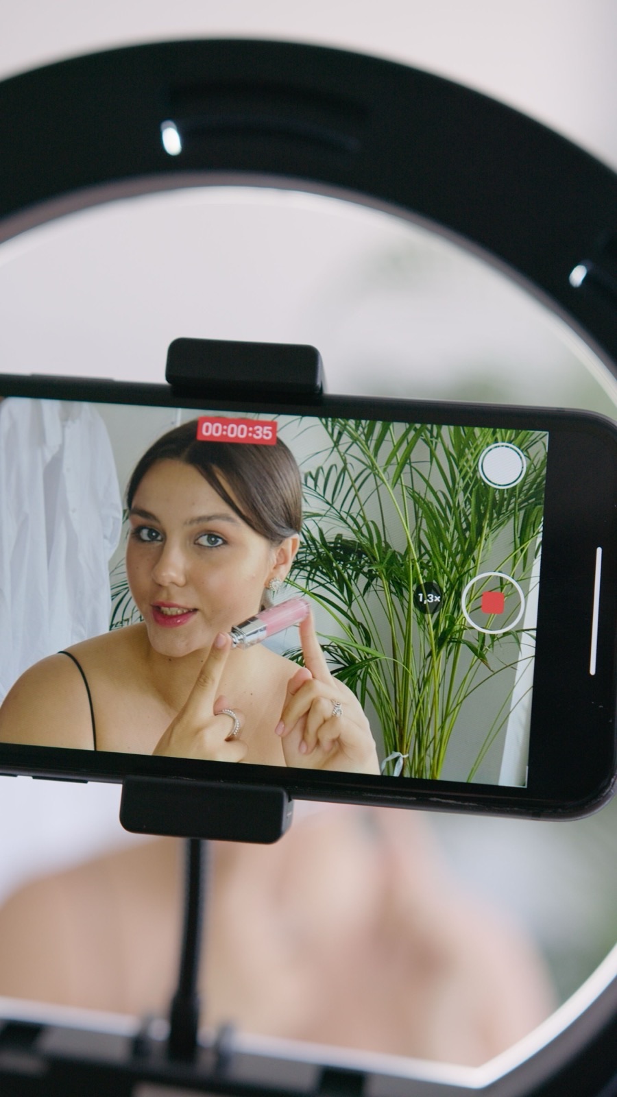 Tela de um celular gravando um vídeo de UGC, com o cronômetro em 35 segundos e o produto na mão de quem grava