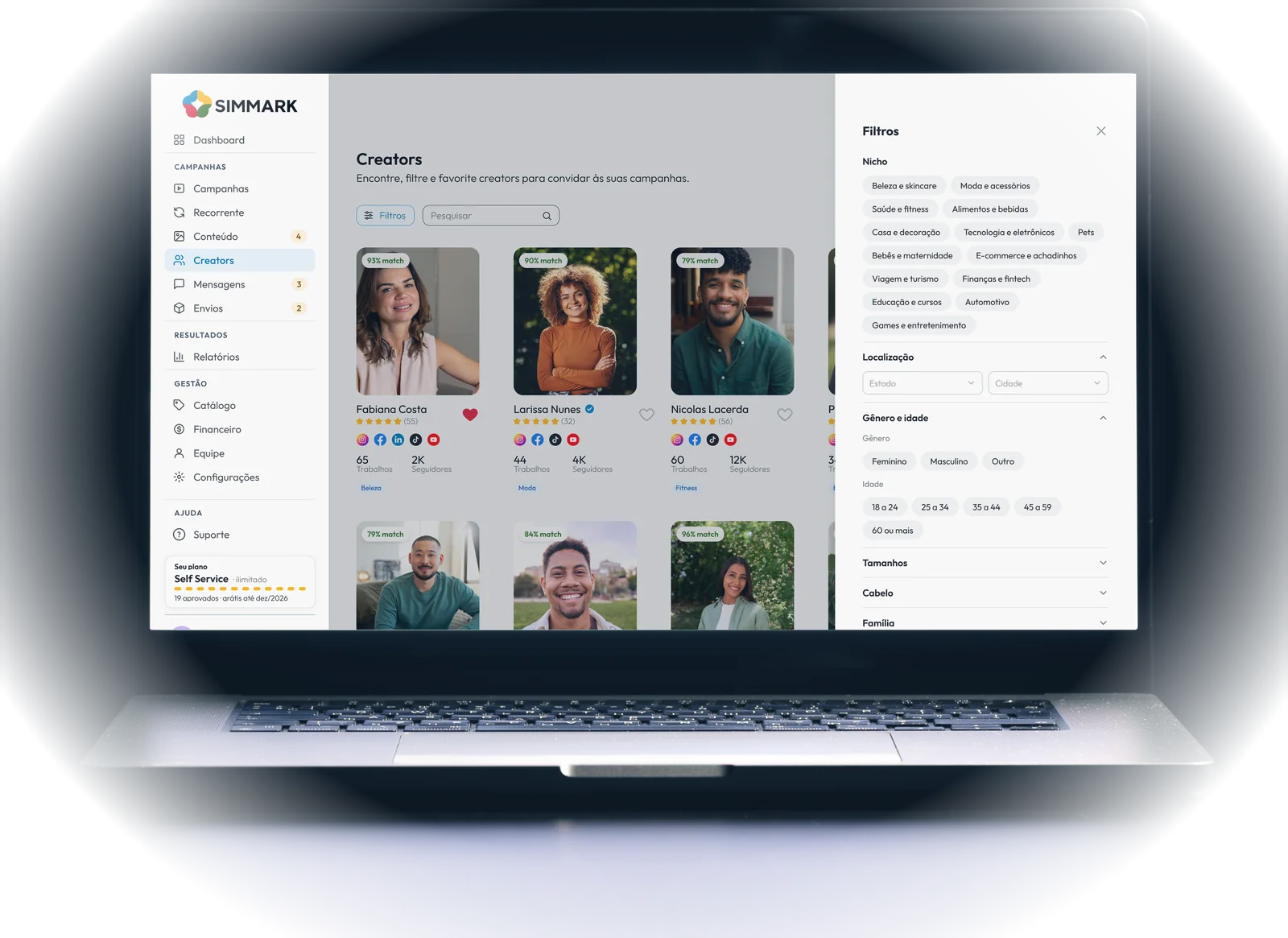 Notebook aberto no painel da marca na Simmark, com a lista de creators e o filtro por nicho e localização