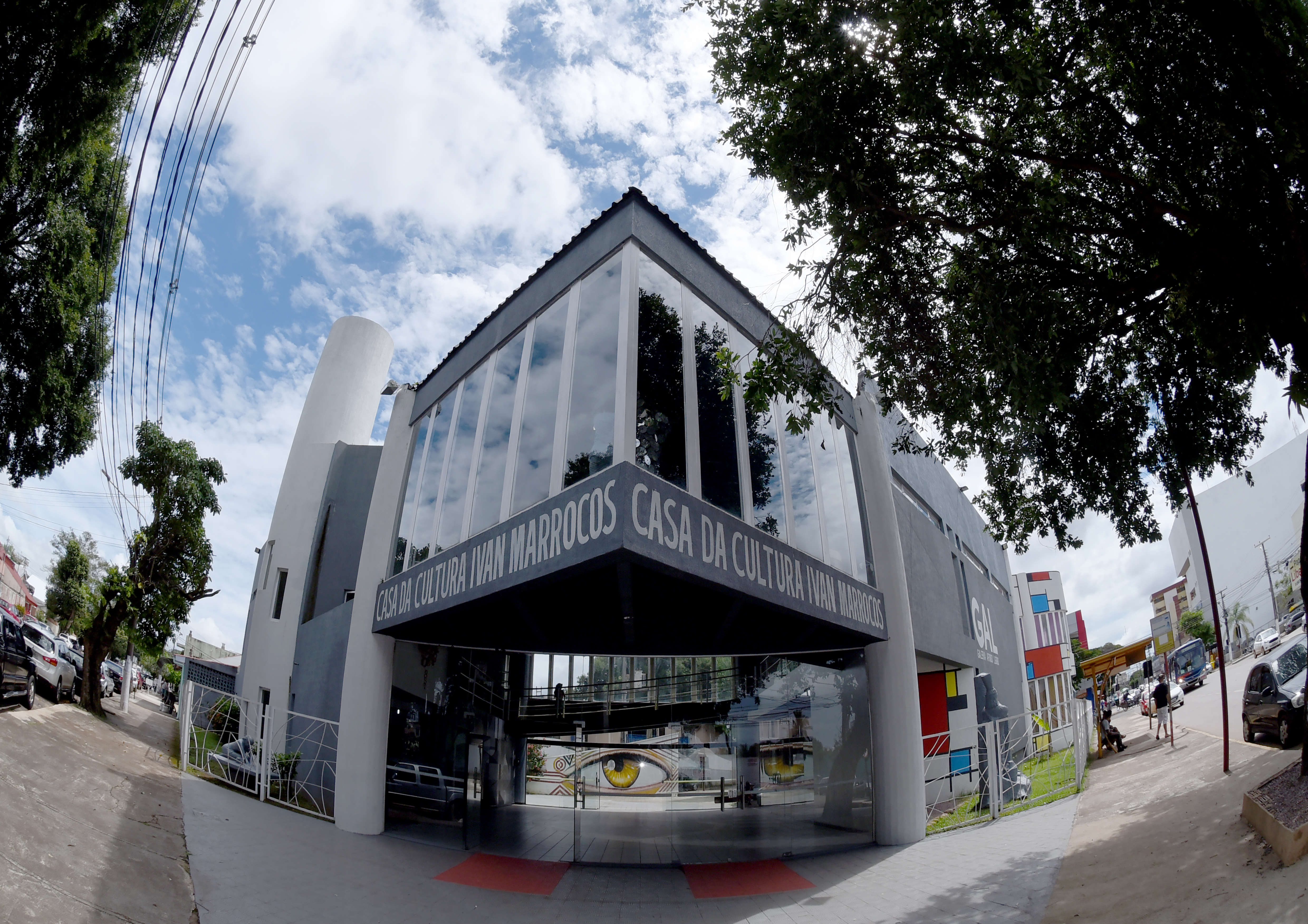 Fachada da Casa de Cultura Ivan Marrocos, prédio cultural de Porto Velho onde a cidade organiza parte da sua programação de carnaval e de cultura popular, fotografada de dia.