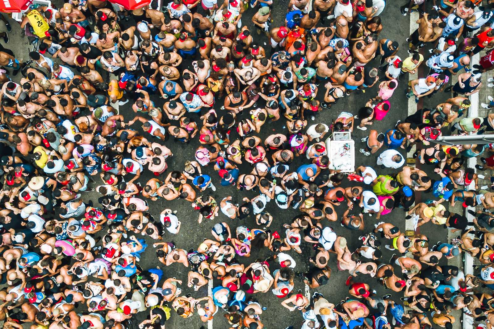 Multidão de foliões vista de cima num bloco de Carnaval na Rua da Consolação, em São Paulo.