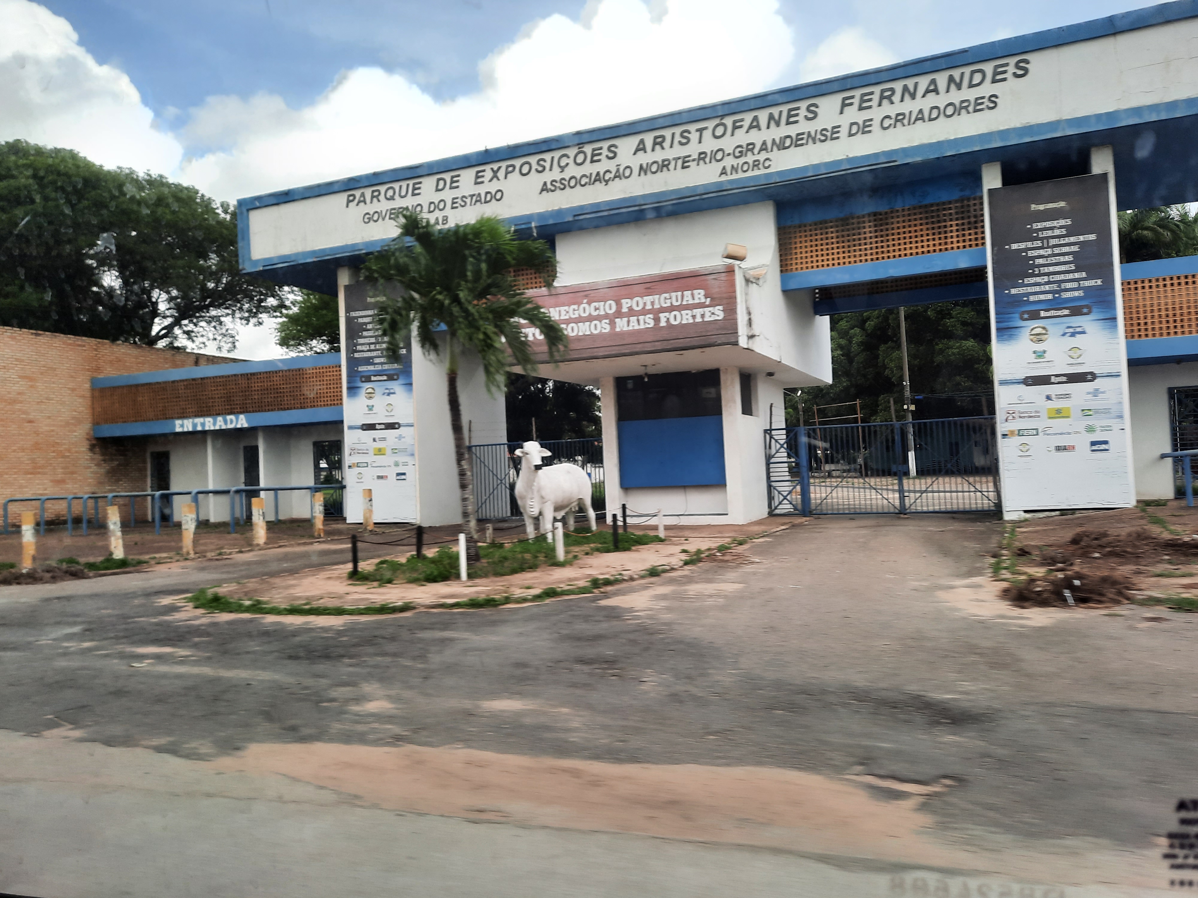 Entrada do Parque Aristófanes Fernandes, sede da Festa do Boi, em Parnamirim, Rio Grande do Norte, com o portão de acesso e a fachada do complexo de exposições.