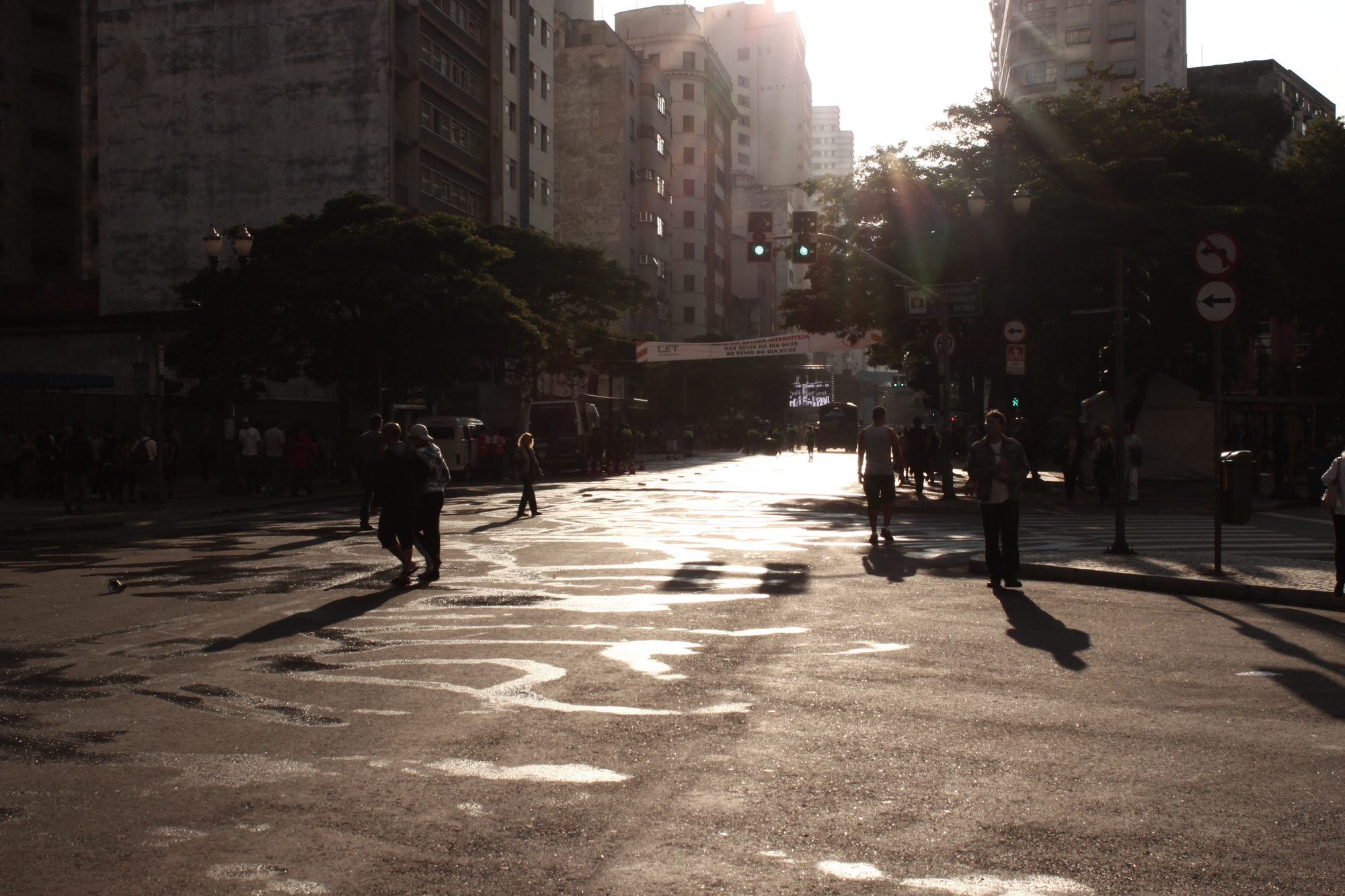 Pessoas caminhando no meio de uma avenida do centro de São Paulo fechada para carros, no fim de tarde da Virada Cultural de 2012.