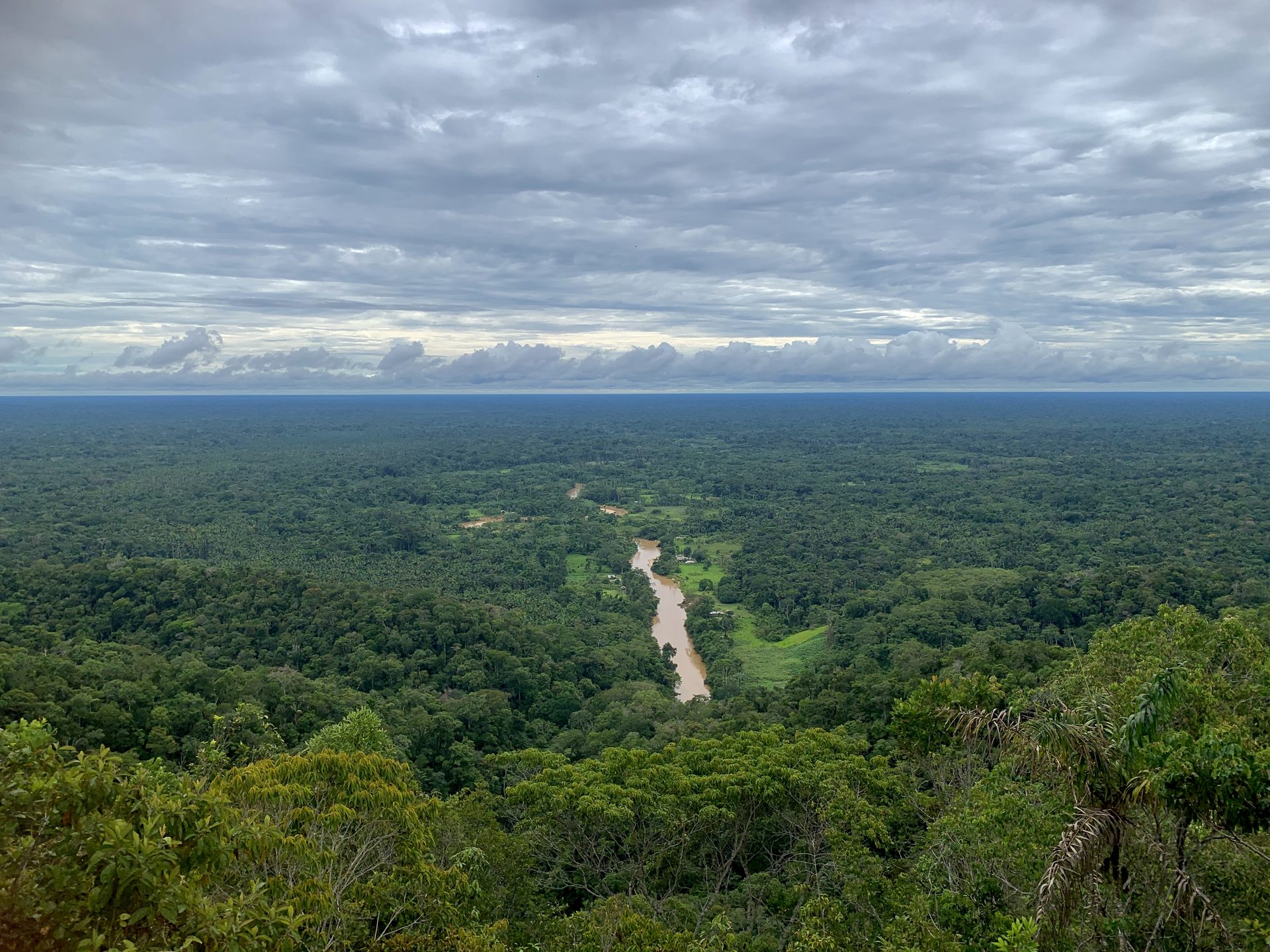 Vista do Rio Moa cercado de mata fechada dentro do Parque Nacional da Serra do Divisor, na fronteira com o Peru