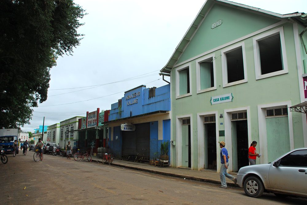 Rua do centro de Xapuri, cidade natal de Chico Mendes, no Acre