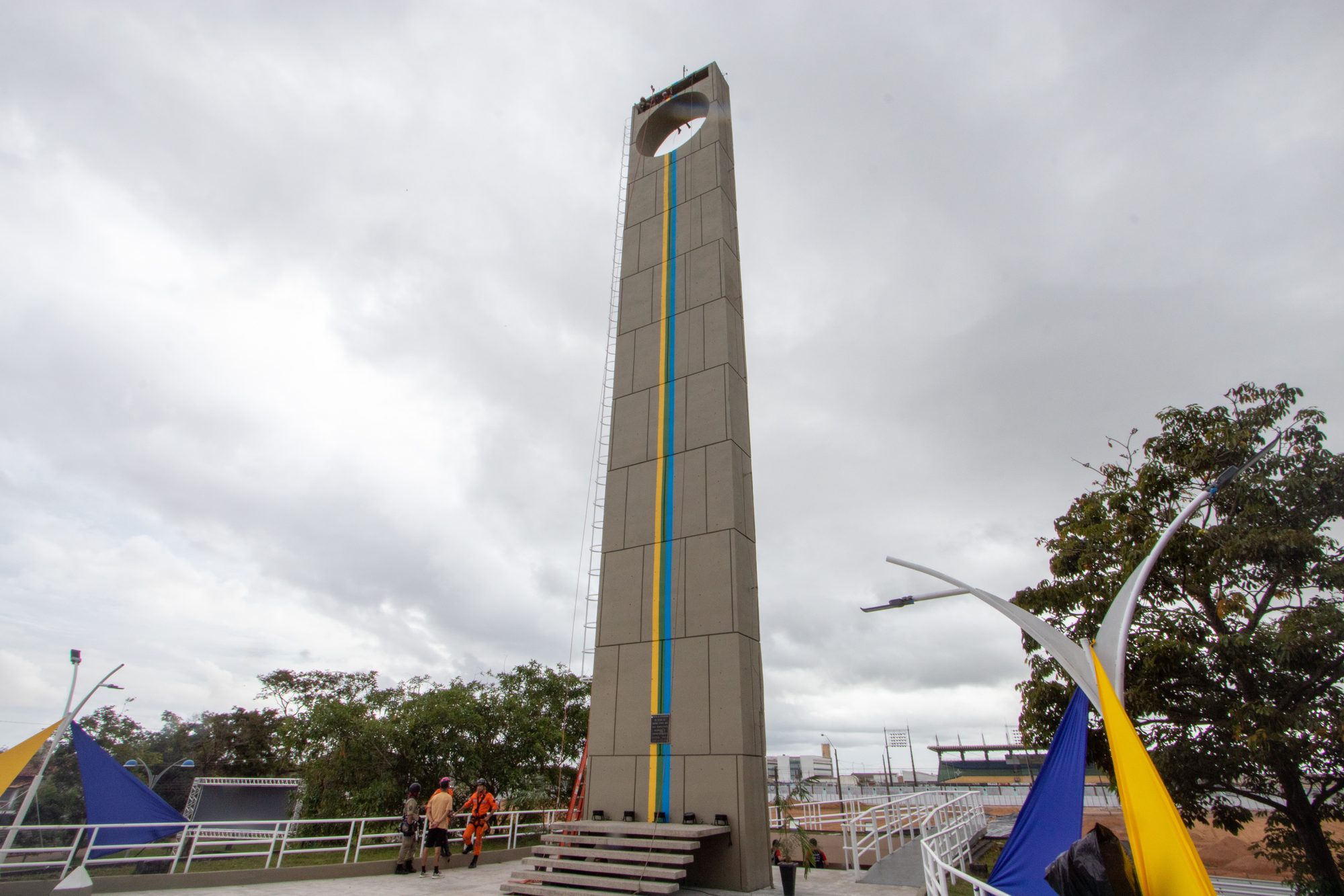 Obelisco de concreto do Marco Zero do Equador, em Macapá, com a abertura circular no topo por onde passa a luz do sol nos equinócios, visto de baixo contra o céu nublado