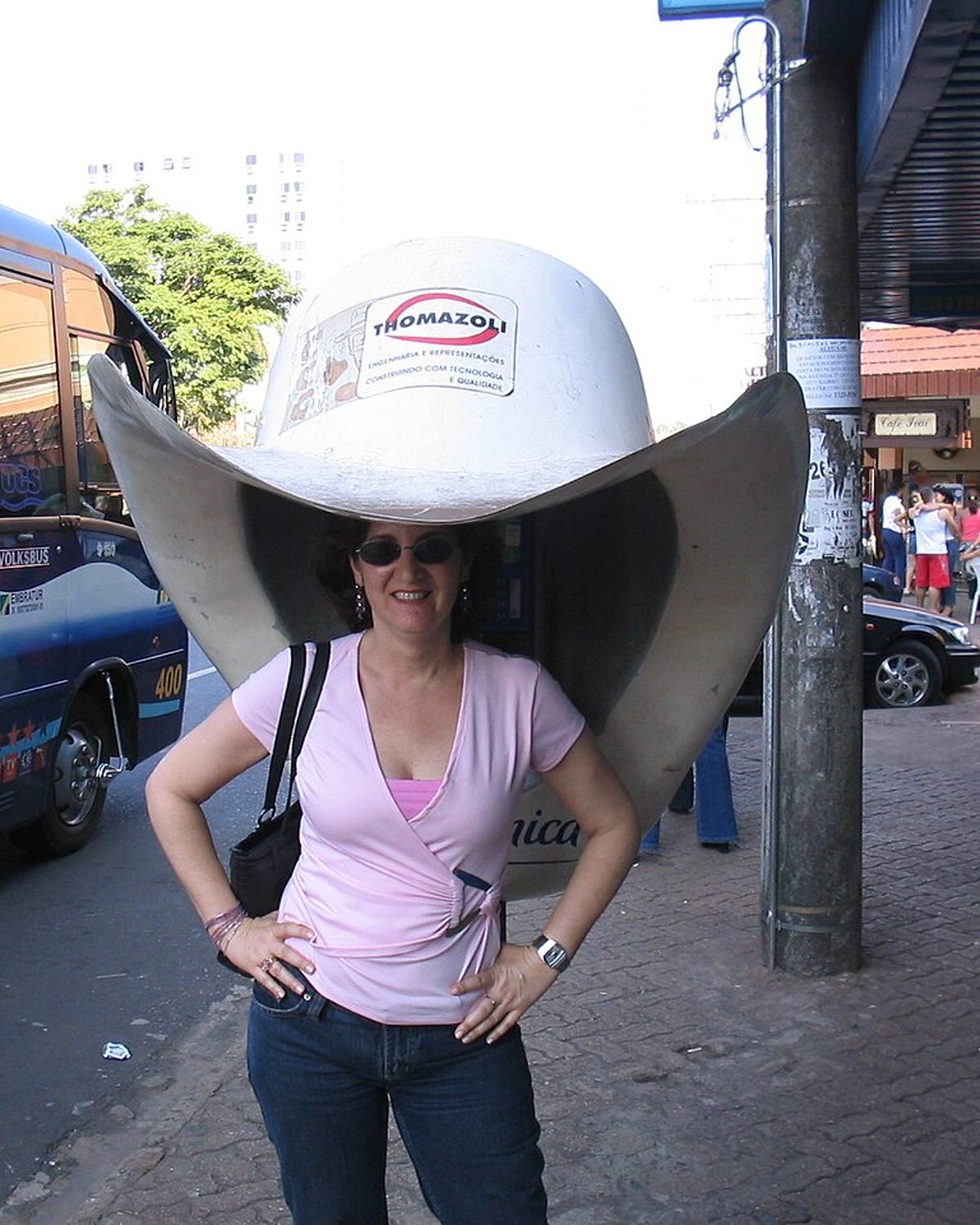 Orelhão em forma de chapéu de peão numa calçada do Centro de Barretos.