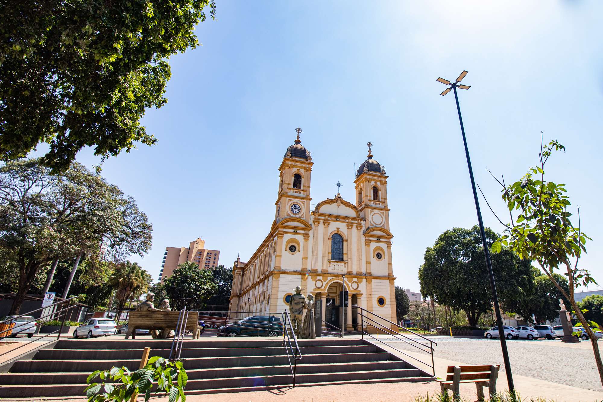 Catedral do Divino Espírito Santo e a Praça Francisco Barreto, no Centro de Barretos.