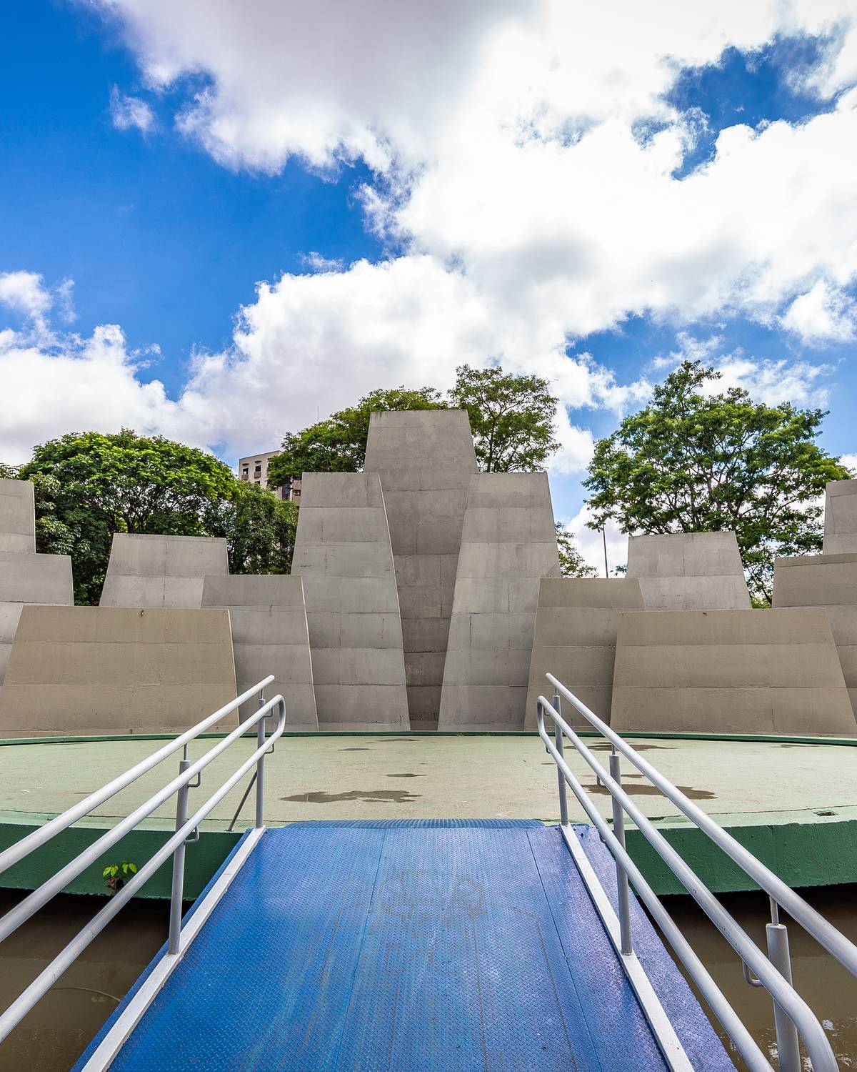 Anfiteatro do Parque Vitória Régia, em Bauru, com a concha de concreto sobre o lago.