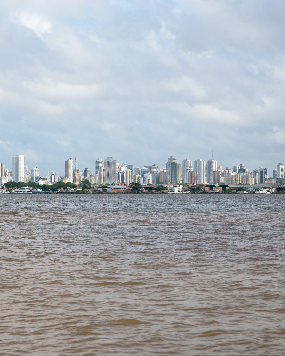 Belém vista do rio, a partir da Ilha do Combu, com os prédios da orla ao fundo.