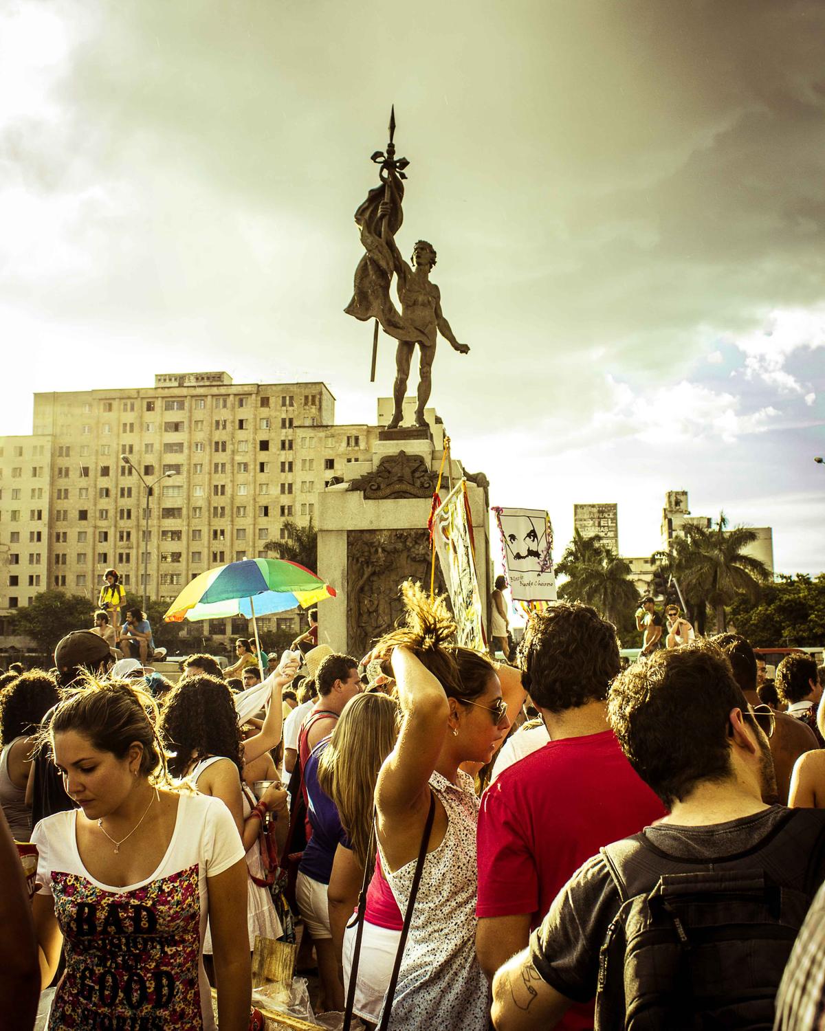 Multidão na Praça da Estação, no Centro de Belo Horizonte, num fim de tarde.
