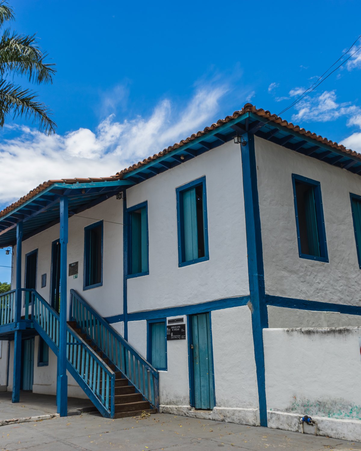 Casarão dos Gonzaga, sobrado branco de janelas azuis no Centro de Caldas Novas.