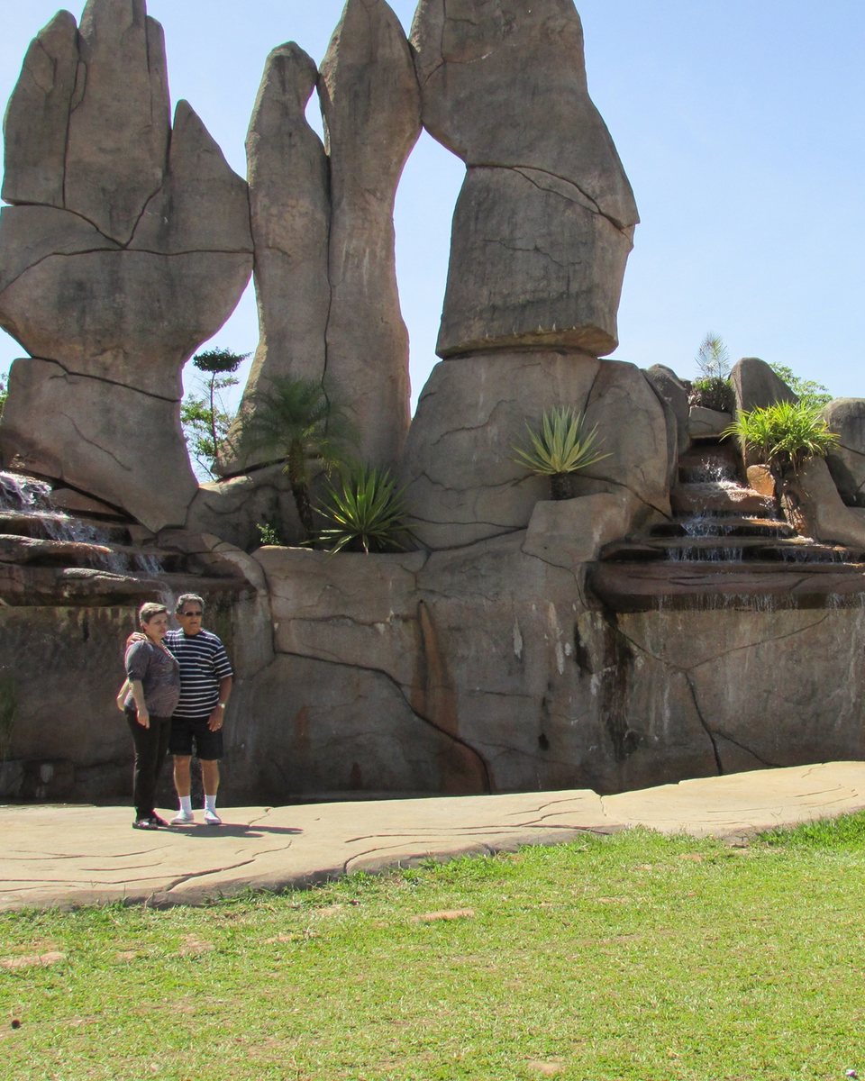 Casal de turistas posando para foto diante do Monumento das Águas, em Caldas Novas.
