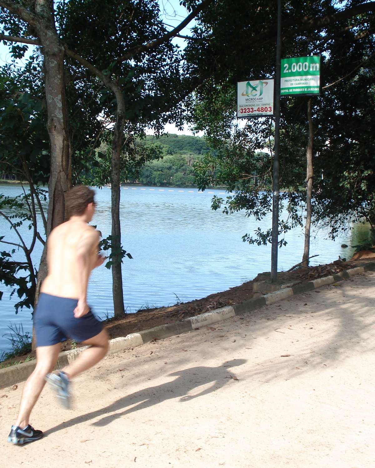 Homem correndo à beira da Lagoa do Taquaral, em Campinas.