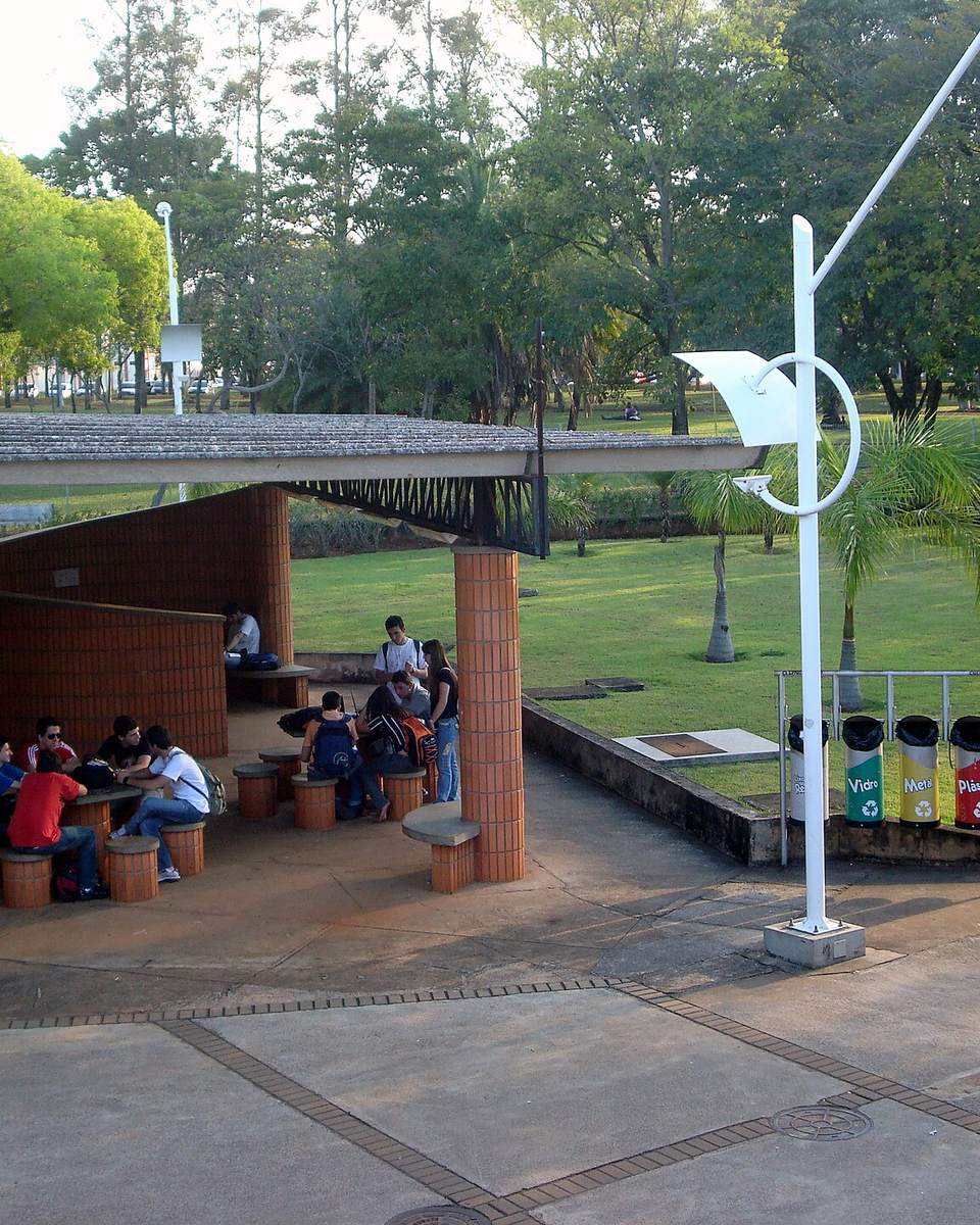 Pessoas sentadas na área de convivência do Ciclo Básico da Unicamp, em Campinas.