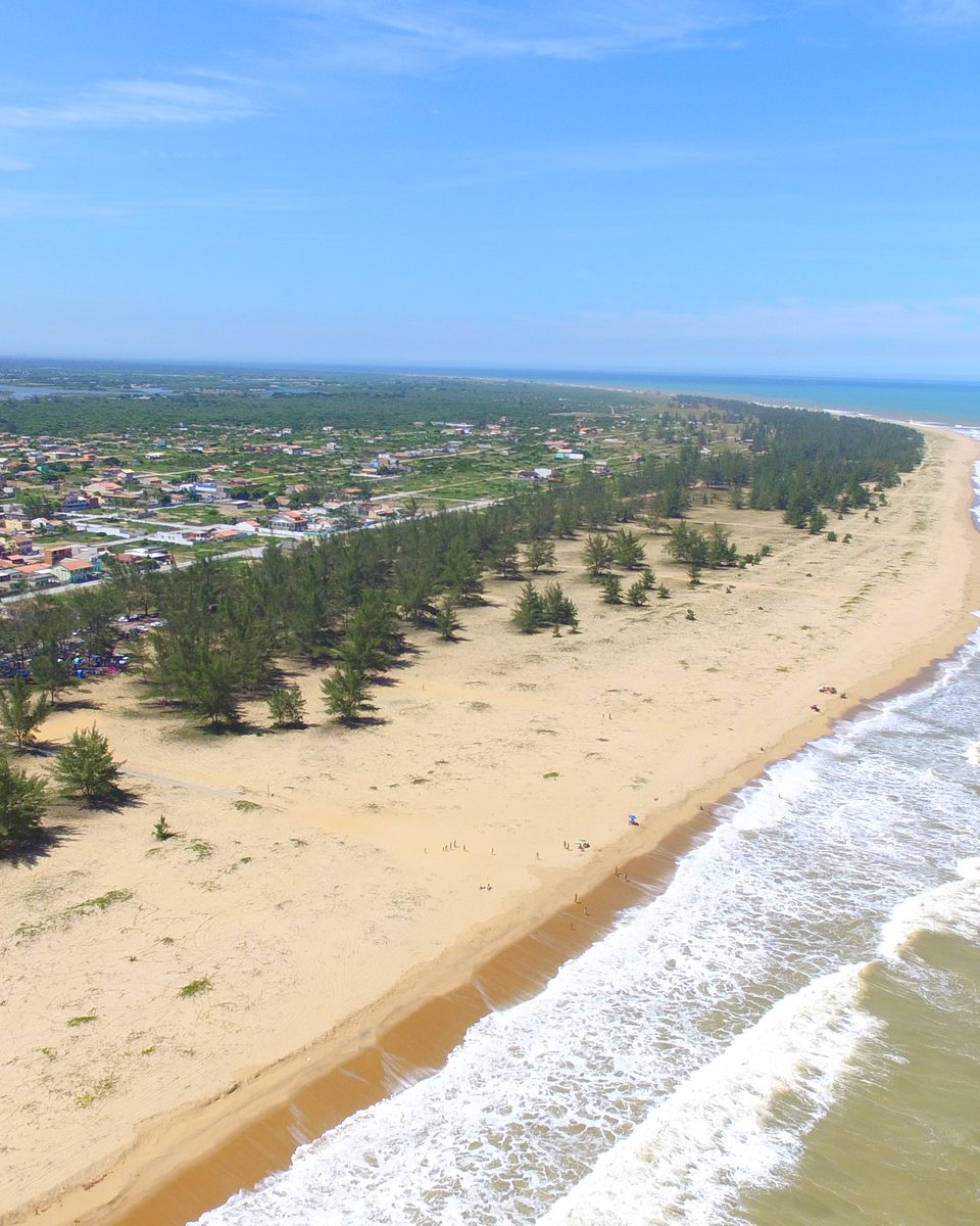 Vista aérea da praia de Farol de São Thomé, em Campos dos Goytacazes.
