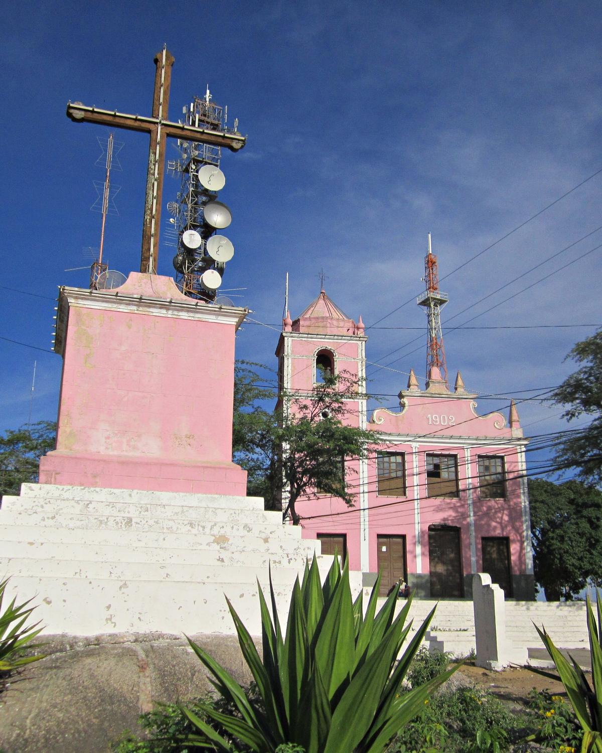 Igrejinha rosa e cruzeiro no alto do Monte do Bom Jesus, em Caruaru.