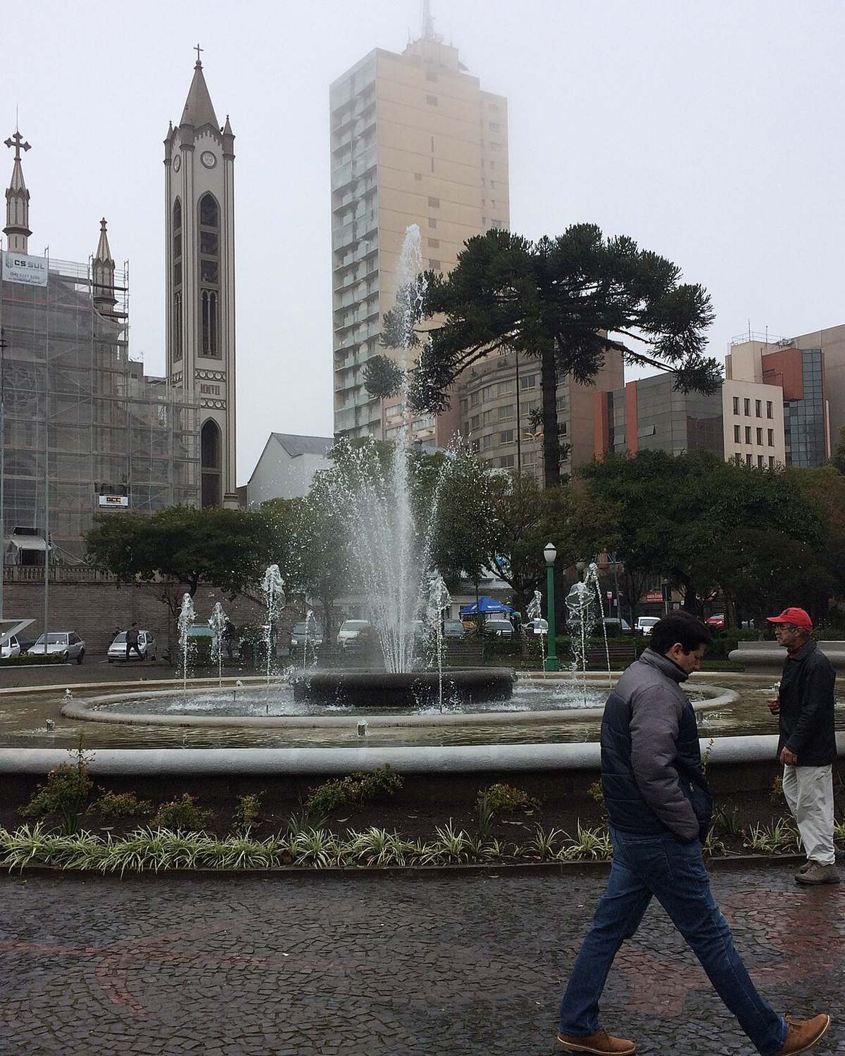 Praça Dante Alighieri, em Caxias do Sul, com a Catedral ao fundo.