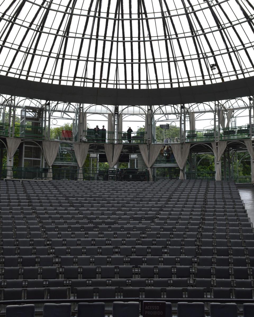 Plateia vazia sob a cúpula de vidro e arame da Ópera de Arame, em Curitiba.