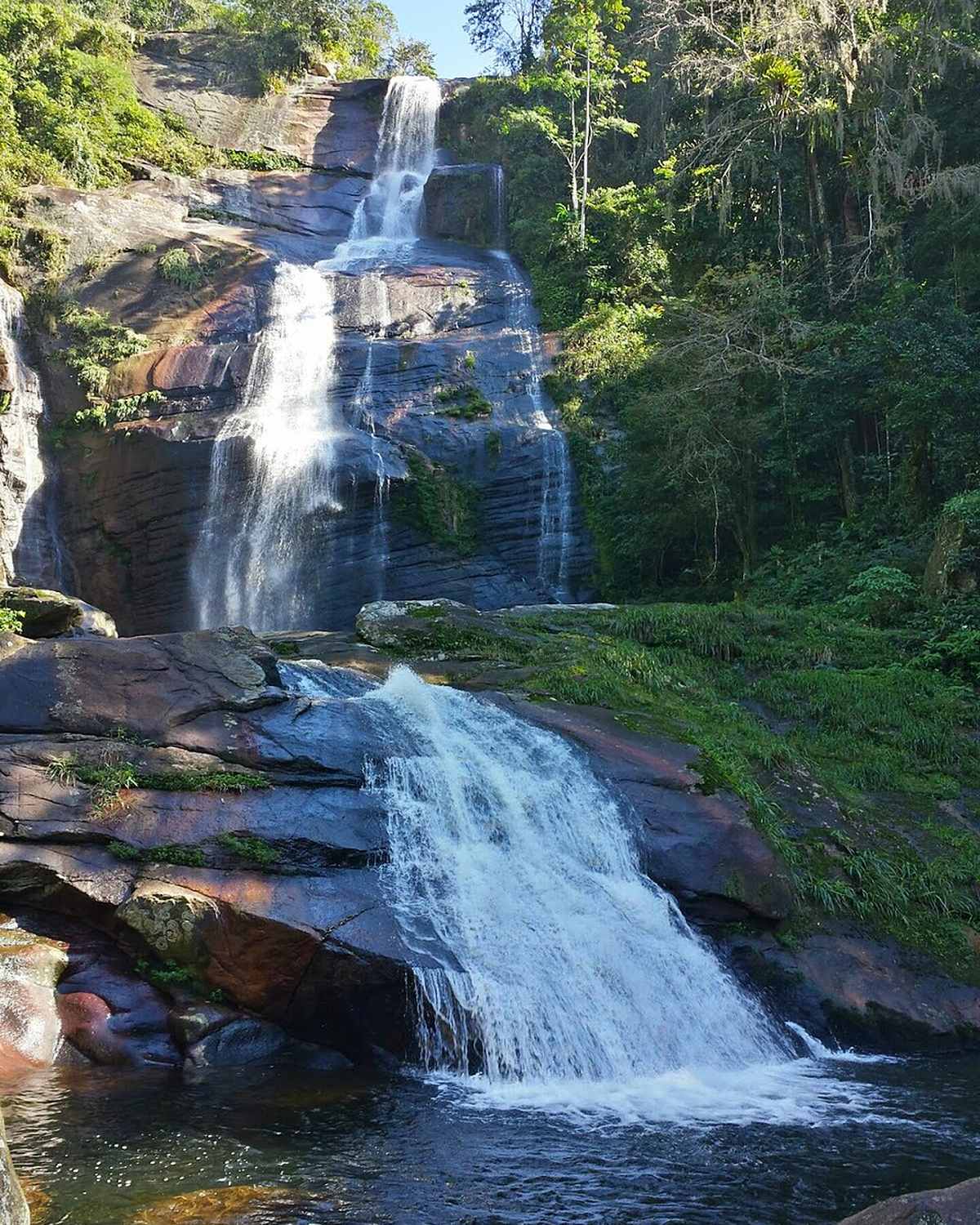 Cachoeira entre a mata atlântica em Xerém, Duque de Caxias.