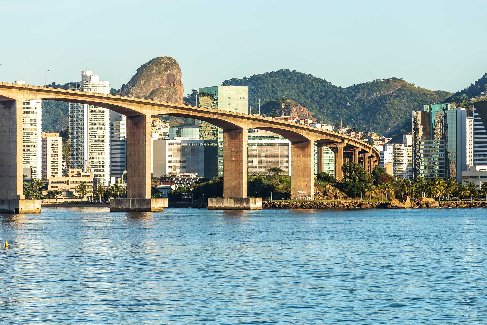 Terceira Ponte sobre a baía de Vitória com os prédios da capital e o Morro do Moreno ao fundo.