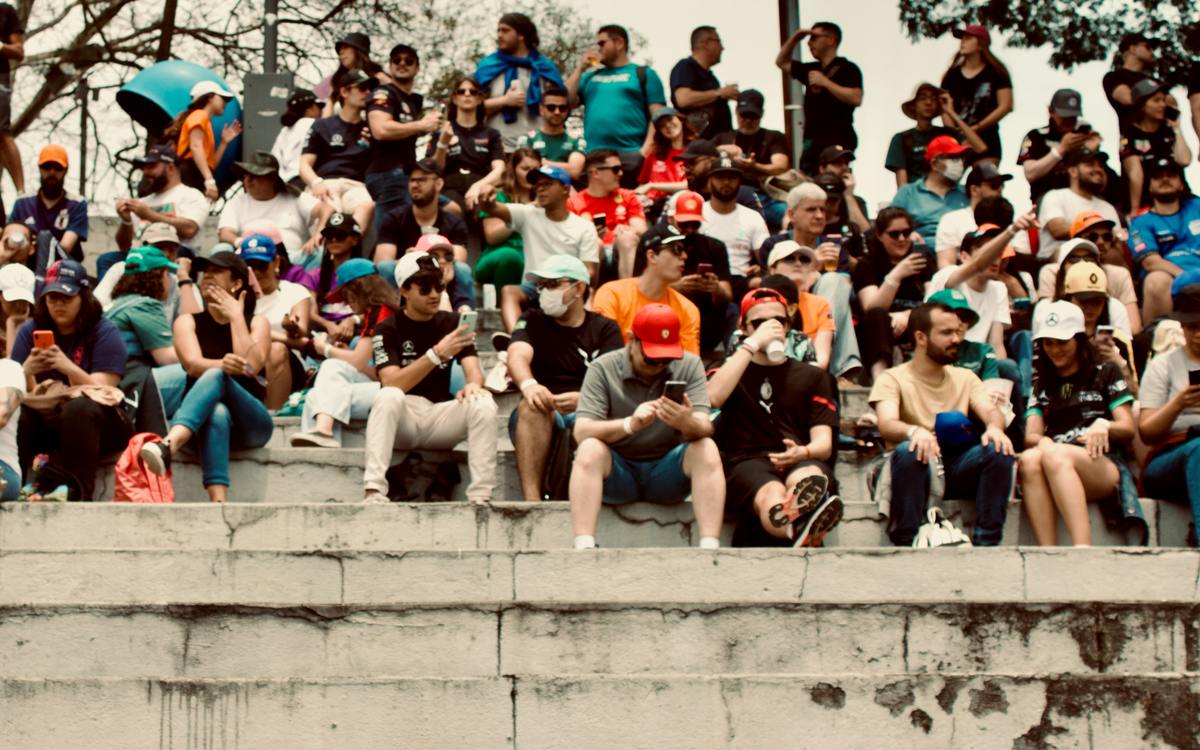 Torcedores na arquibancada do Autódromo de Interlagos durante o GP de Fórmula 1 em São Paulo.