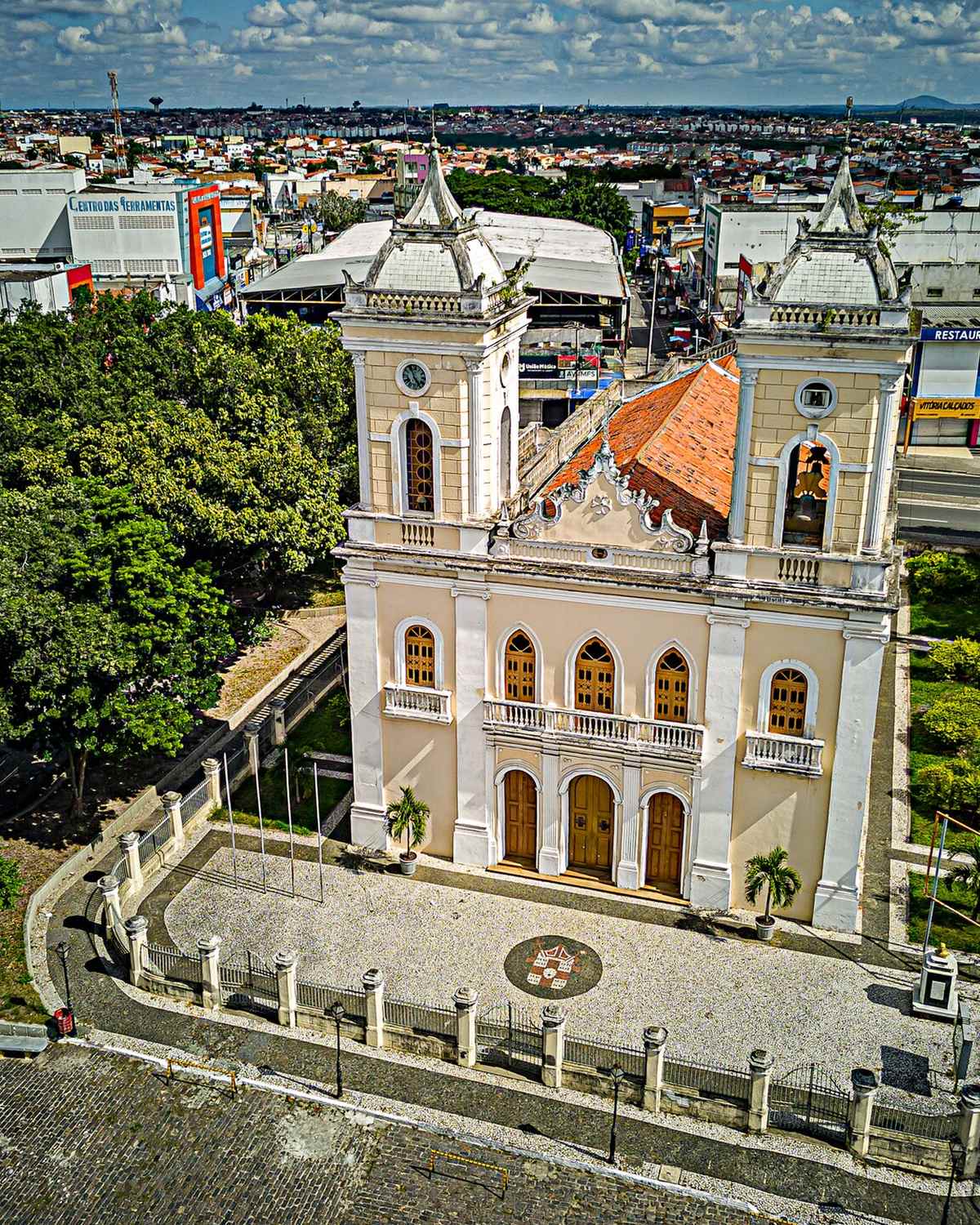 Vista aérea da Catedral de Senhora Sant'Ana e do Centro de Feira de Santana.