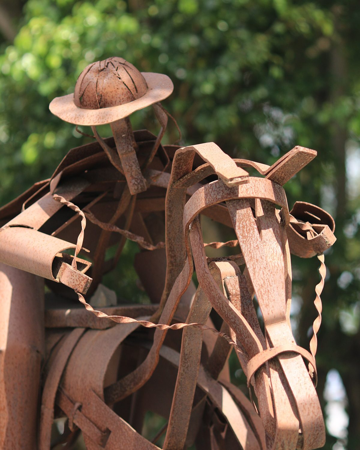 Escultura de um vaqueiro a cavalo, com chapéu de couro, em Feira de Santana.