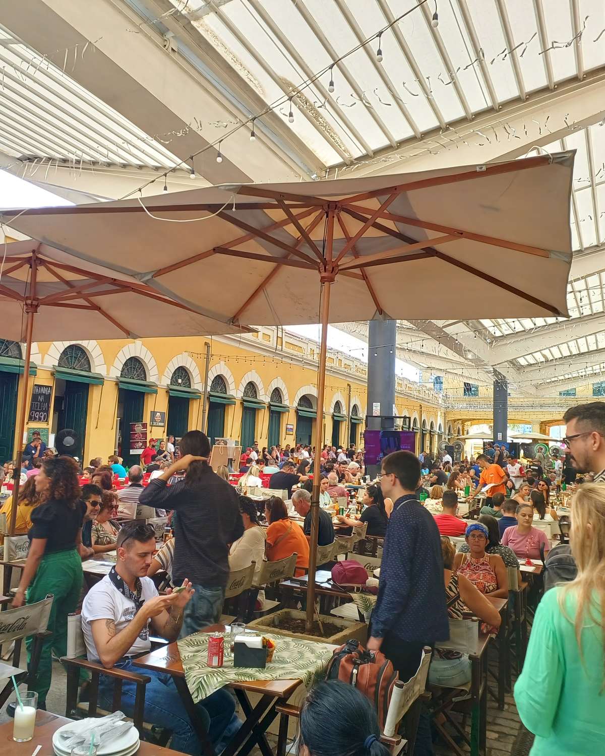 Vão central do Mercado Público de Florianópolis lotado na hora do almoço.