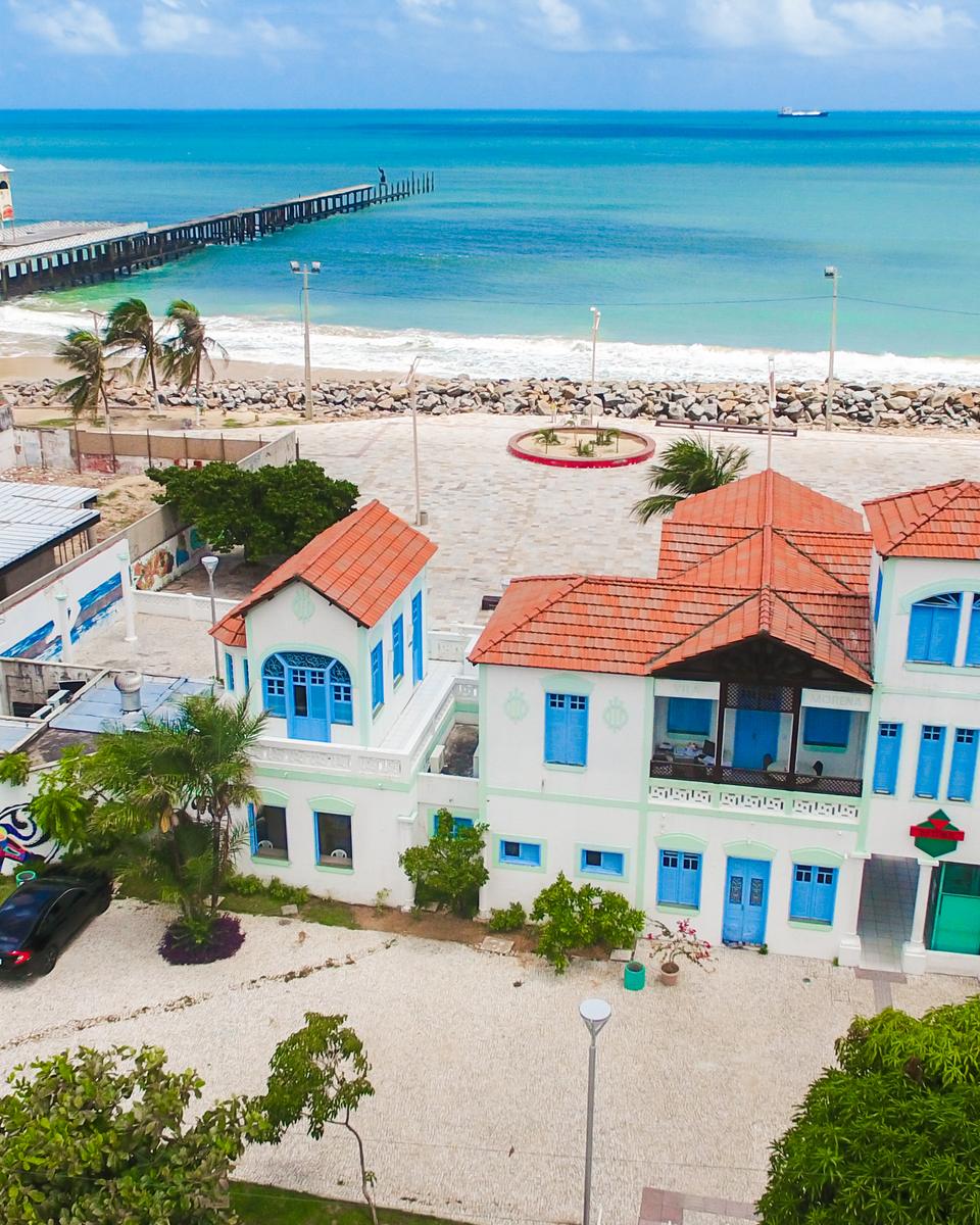Casarão azul e branco do Estoril e a Ponte dos Ingleses vistos do alto, na Praia de Iracema.