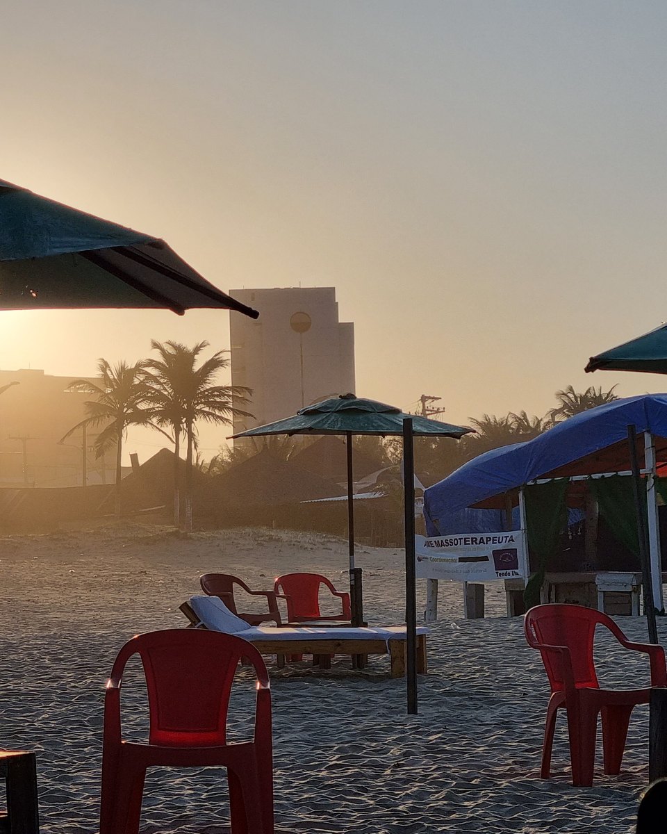 Pôr do sol numa barraca da Praia do Futuro, em Fortaleza.