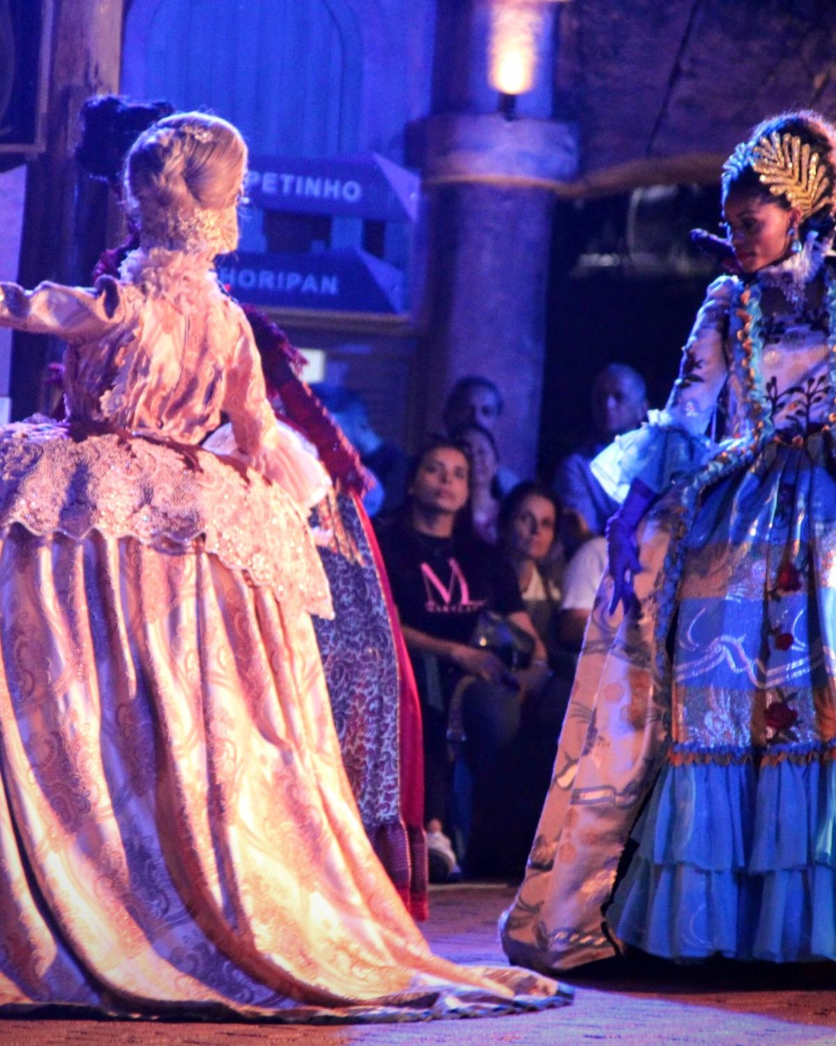 Bailarinas com vestidos de época dançando num palco no Marco das Três Fronteiras.