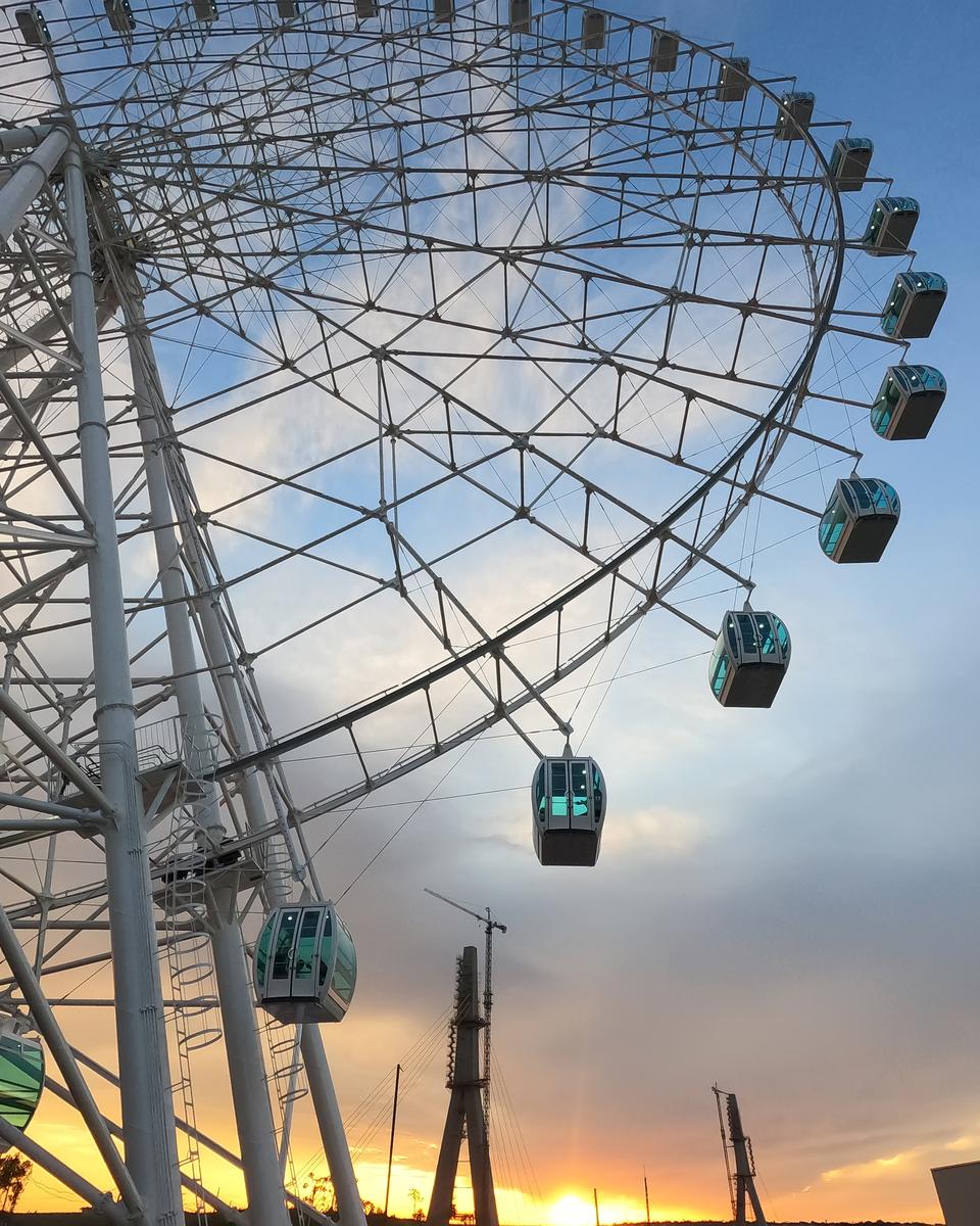 Roda-gigante de Foz do Iguaçu contra o céu do fim de tarde.