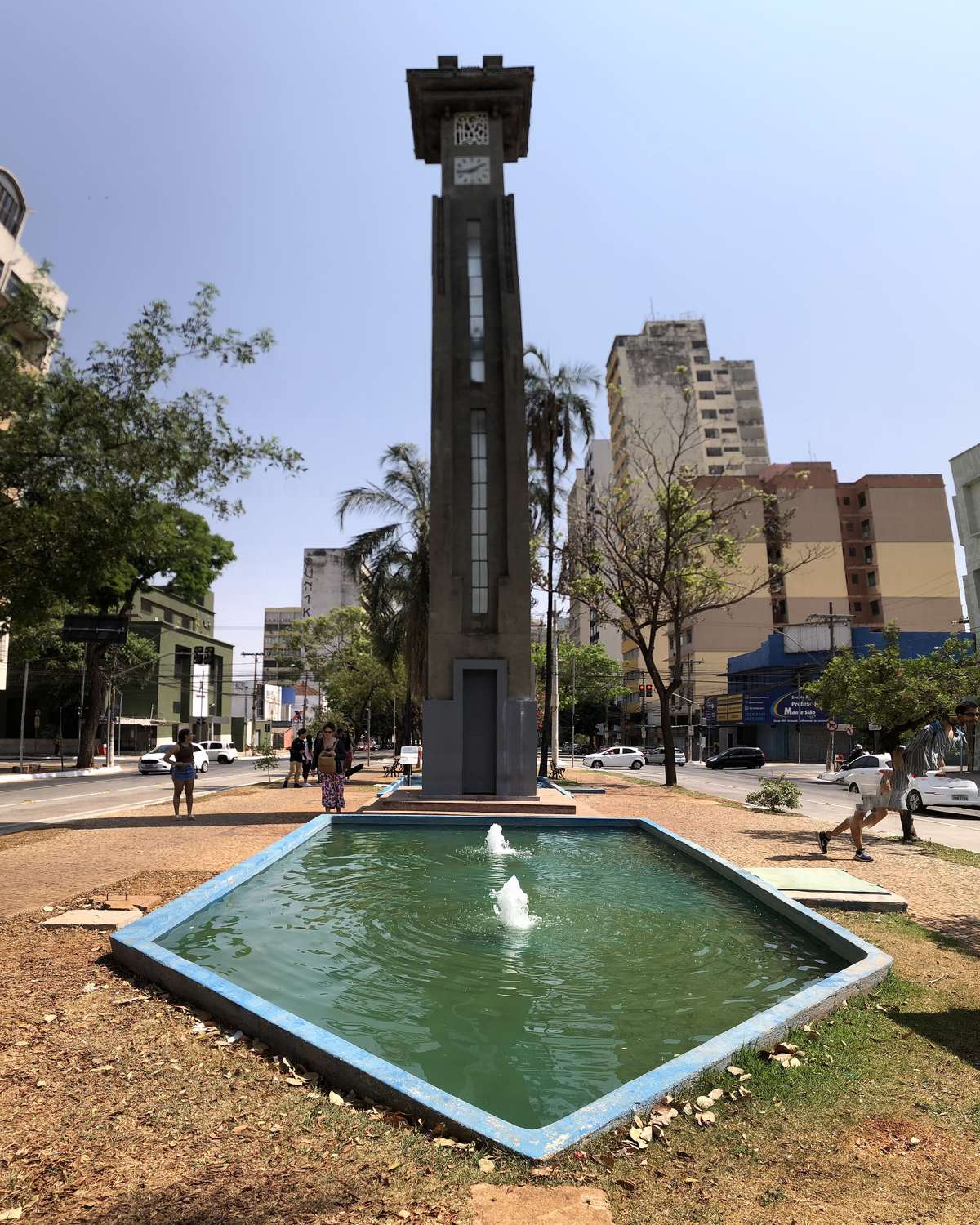 Relógio da Avenida Goiás, torre art déco no canteiro central do Centro de Goiânia.