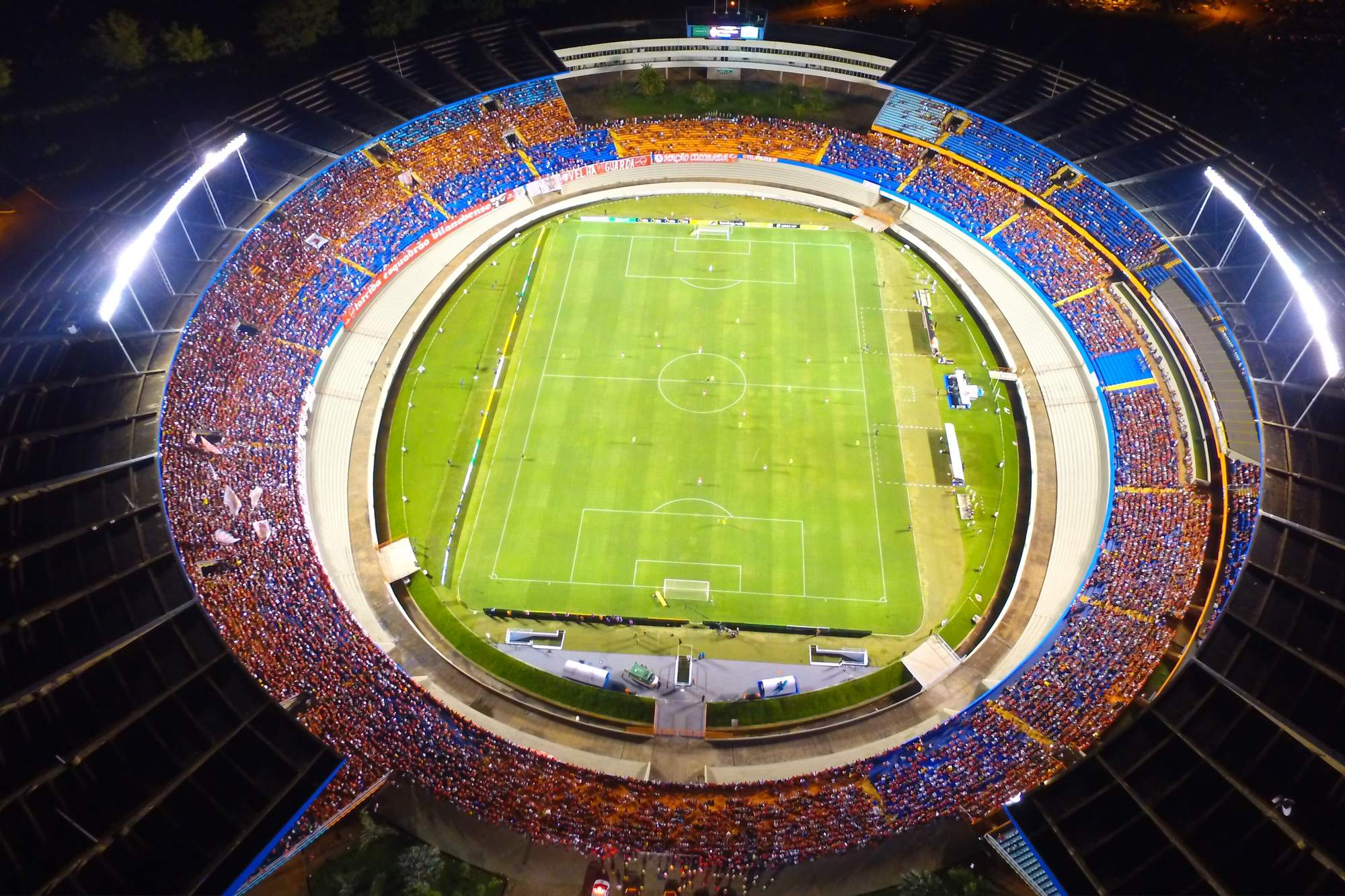 Estádio Serra Dourada lotado à noite, visto do alto.