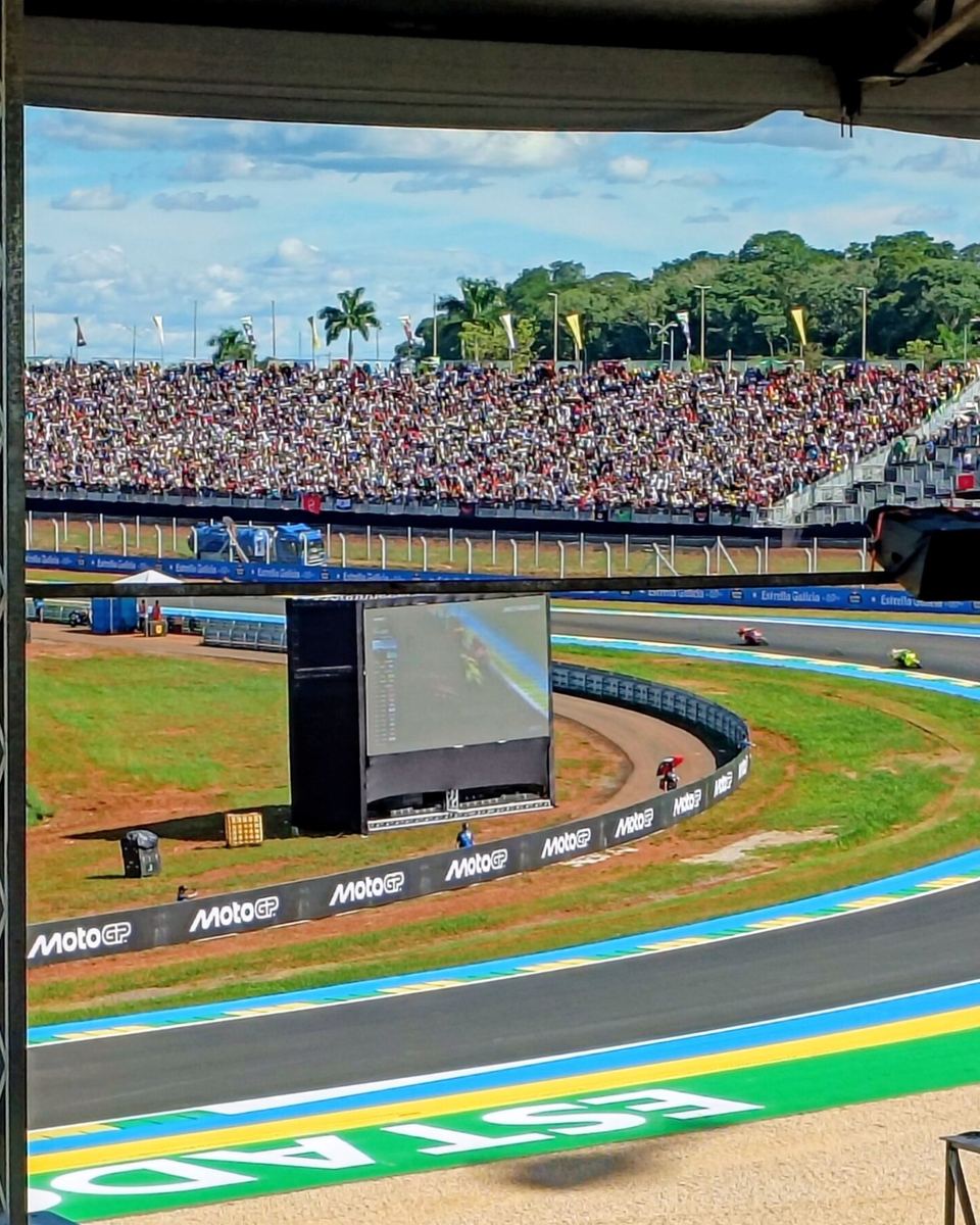 Arquibancada lotada do autódromo de Goiânia durante o GP do Brasil de MotoGP de 2026.