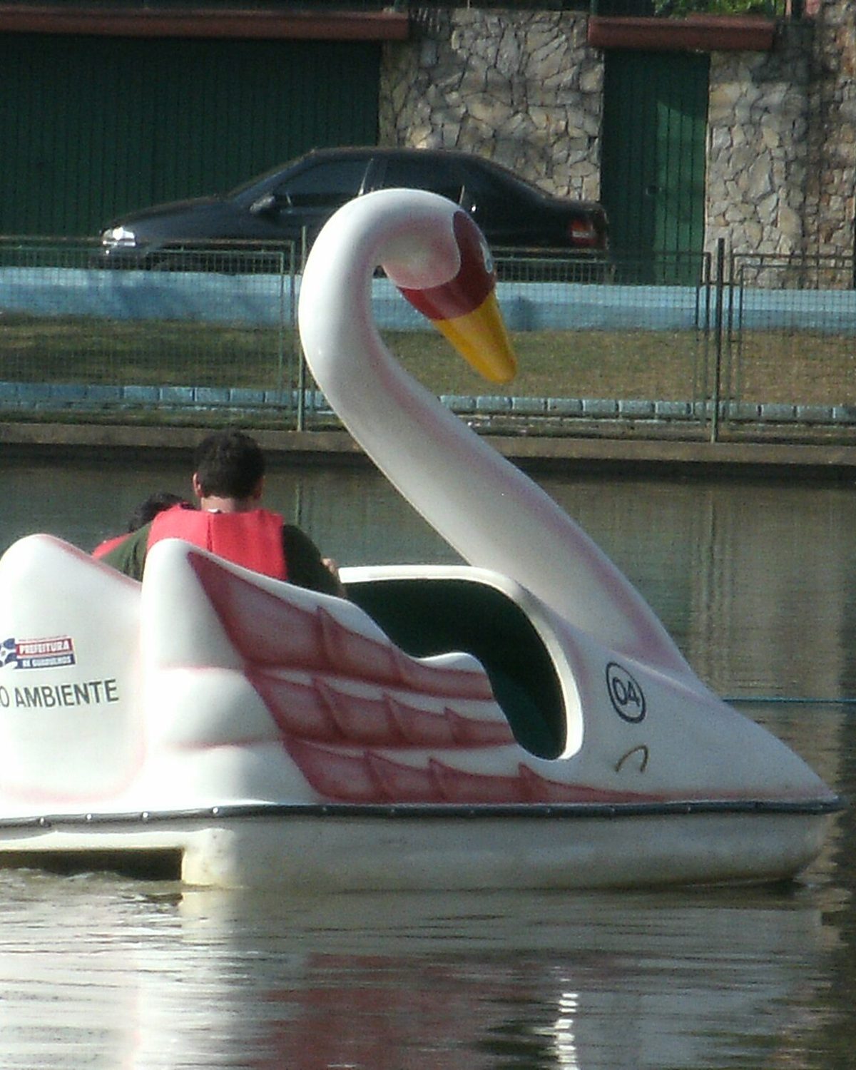 Pedalinho em forma de cisne com uma pessoa a bordo no Lago dos Patos, em Vila Galvão, Guarulhos.