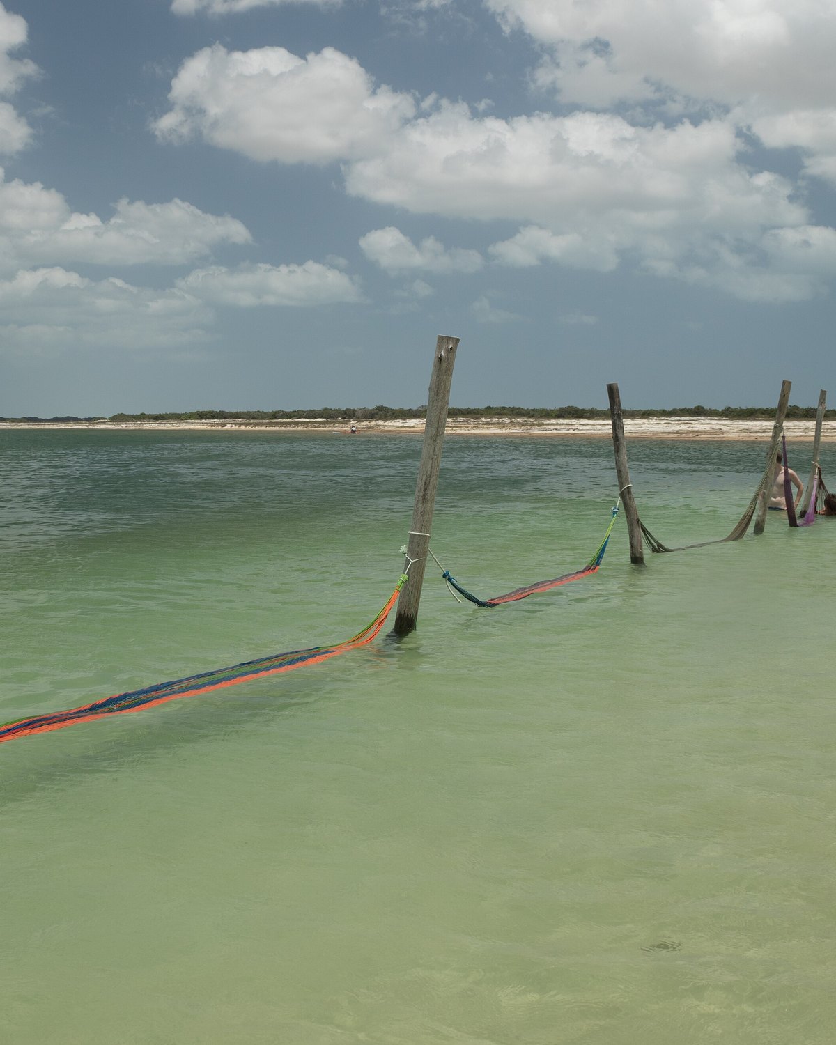 Redes coloridas armadas dentro da água da Lagoa do Paraíso, em Jijoca de Jericoacoara.