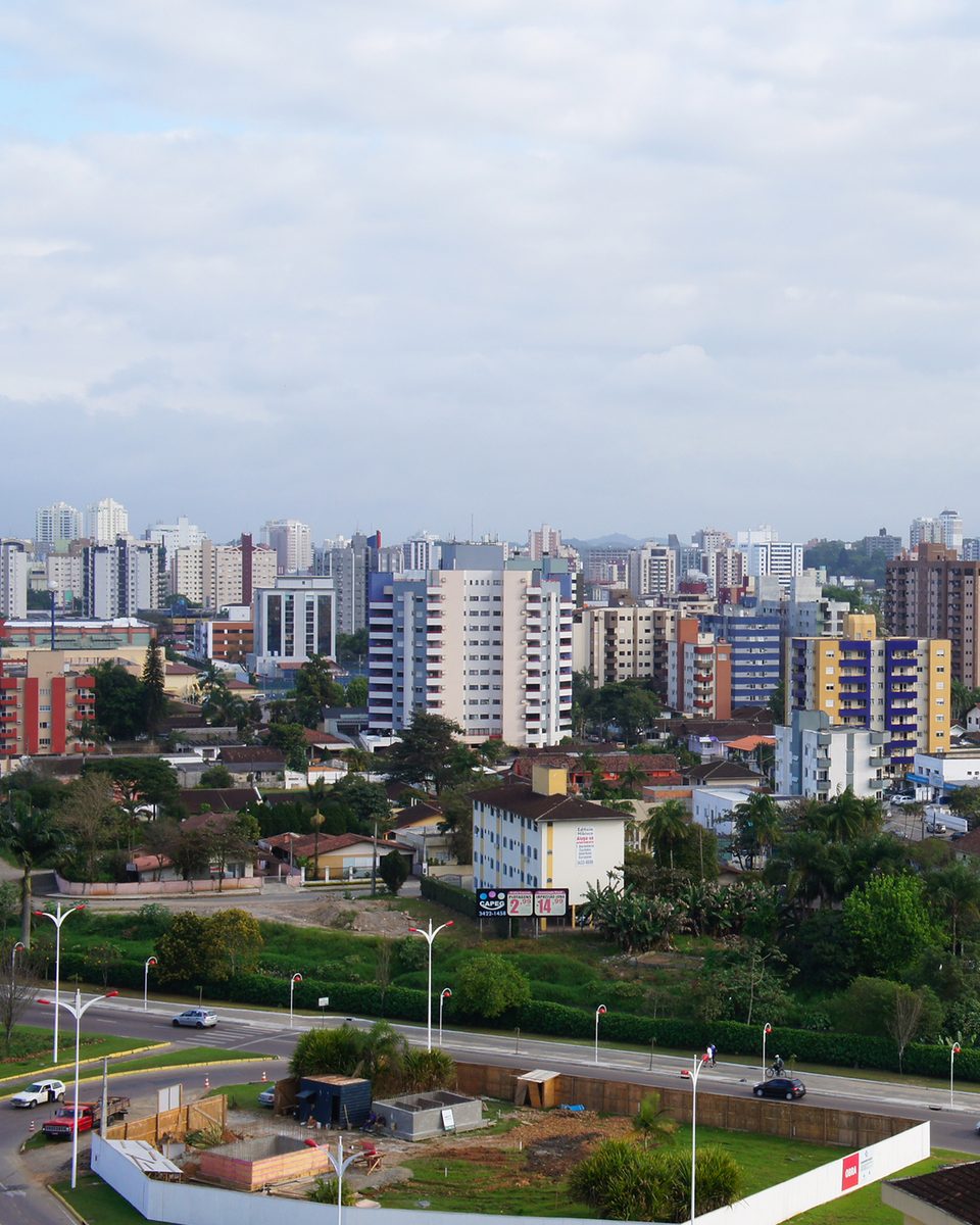 Vista panorâmica do Centro de Joinville, com prédios e avenida.