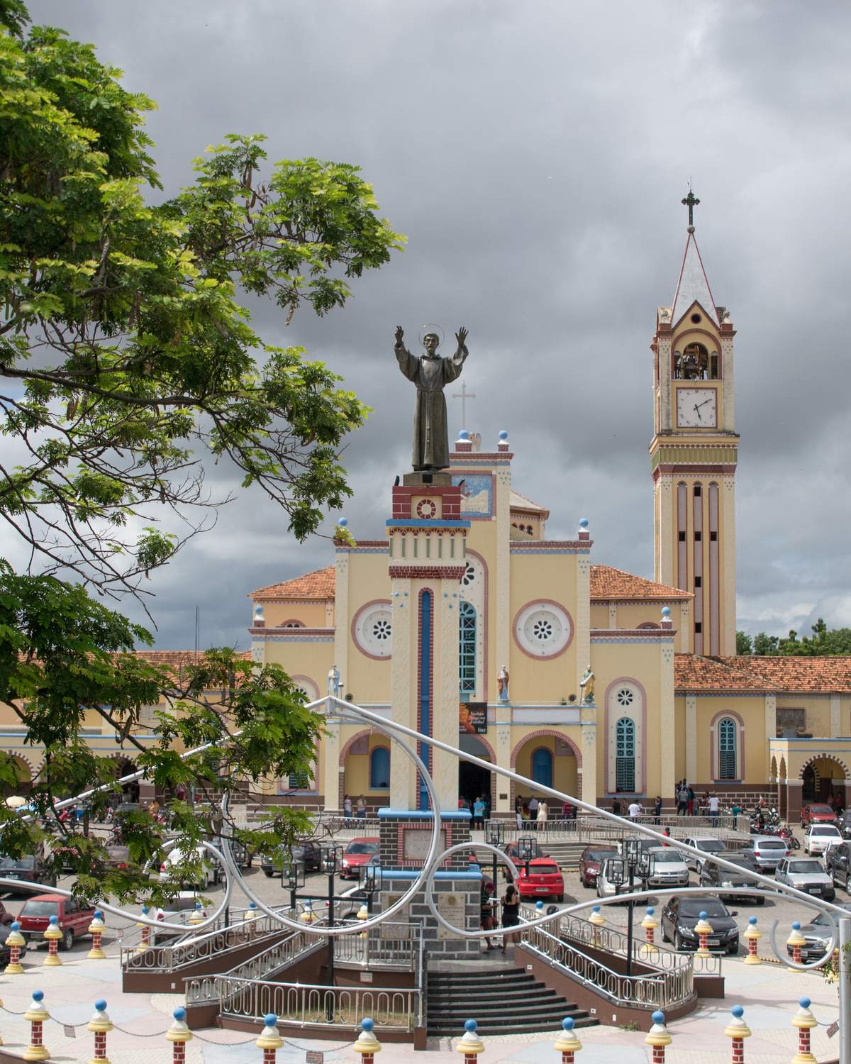 Santuário de São Francisco das Chagas e a praça, em Juazeiro do Norte.