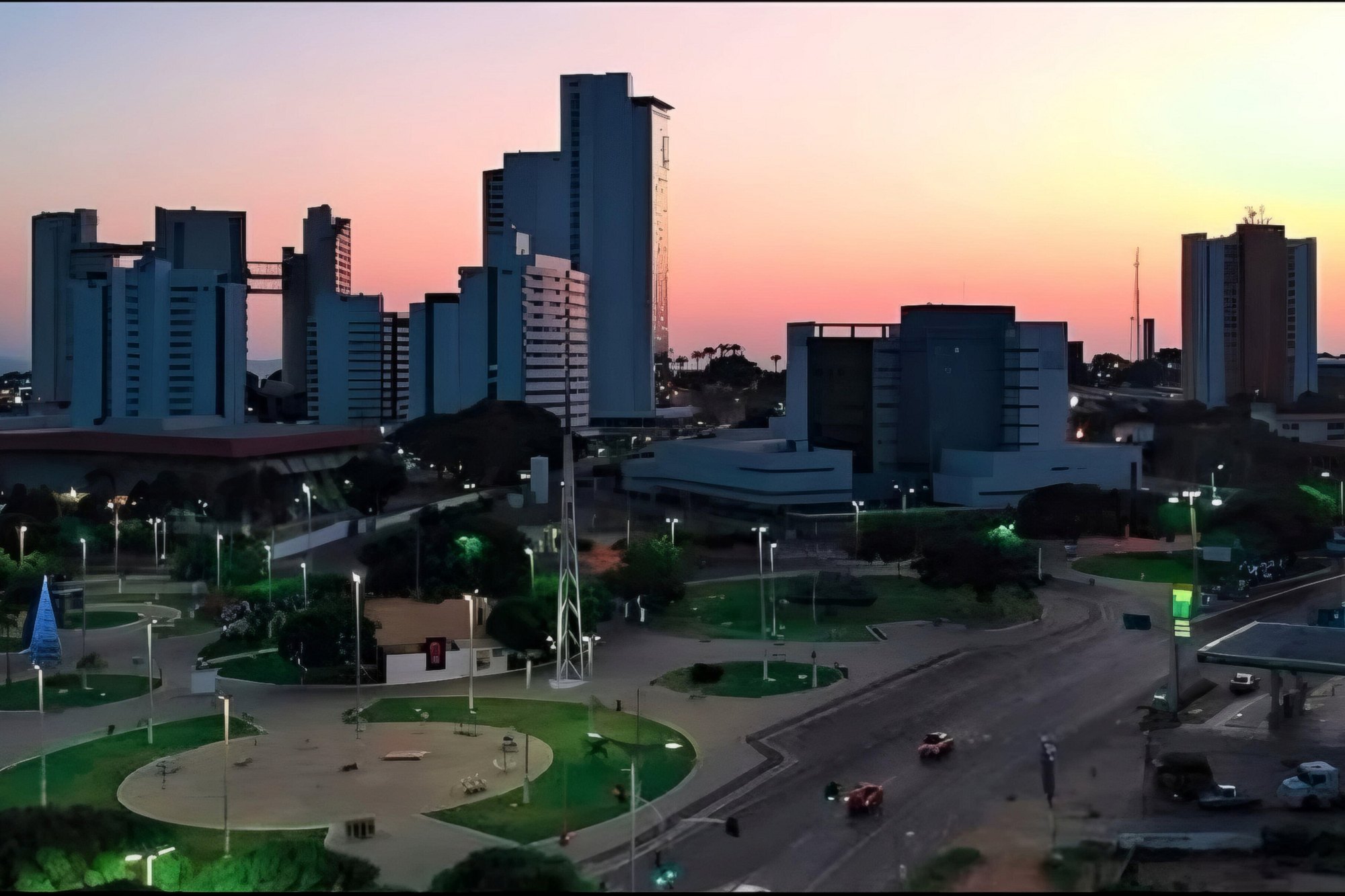 Praça do Giradouro ao anoitecer, em Juazeiro do Norte.