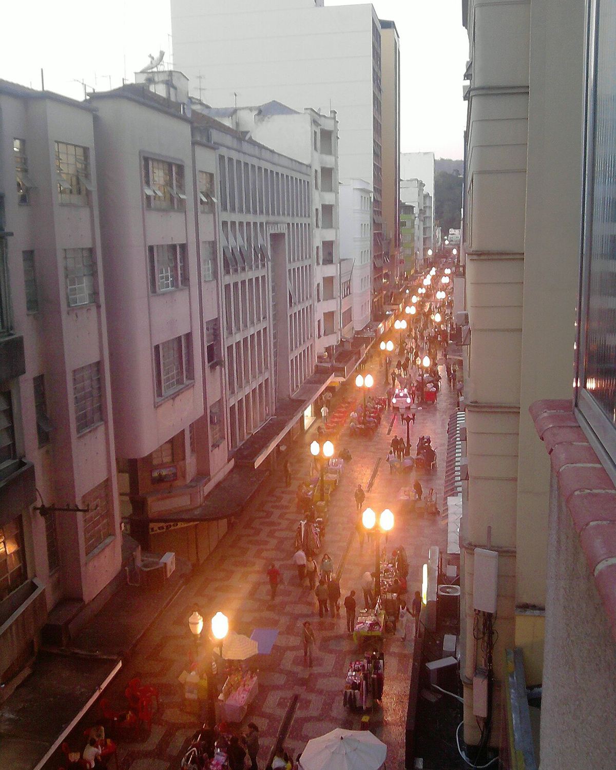 Calçadão da Rua Halfeld cheio de gente no fim da tarde, no centro de Juiz de Fora.