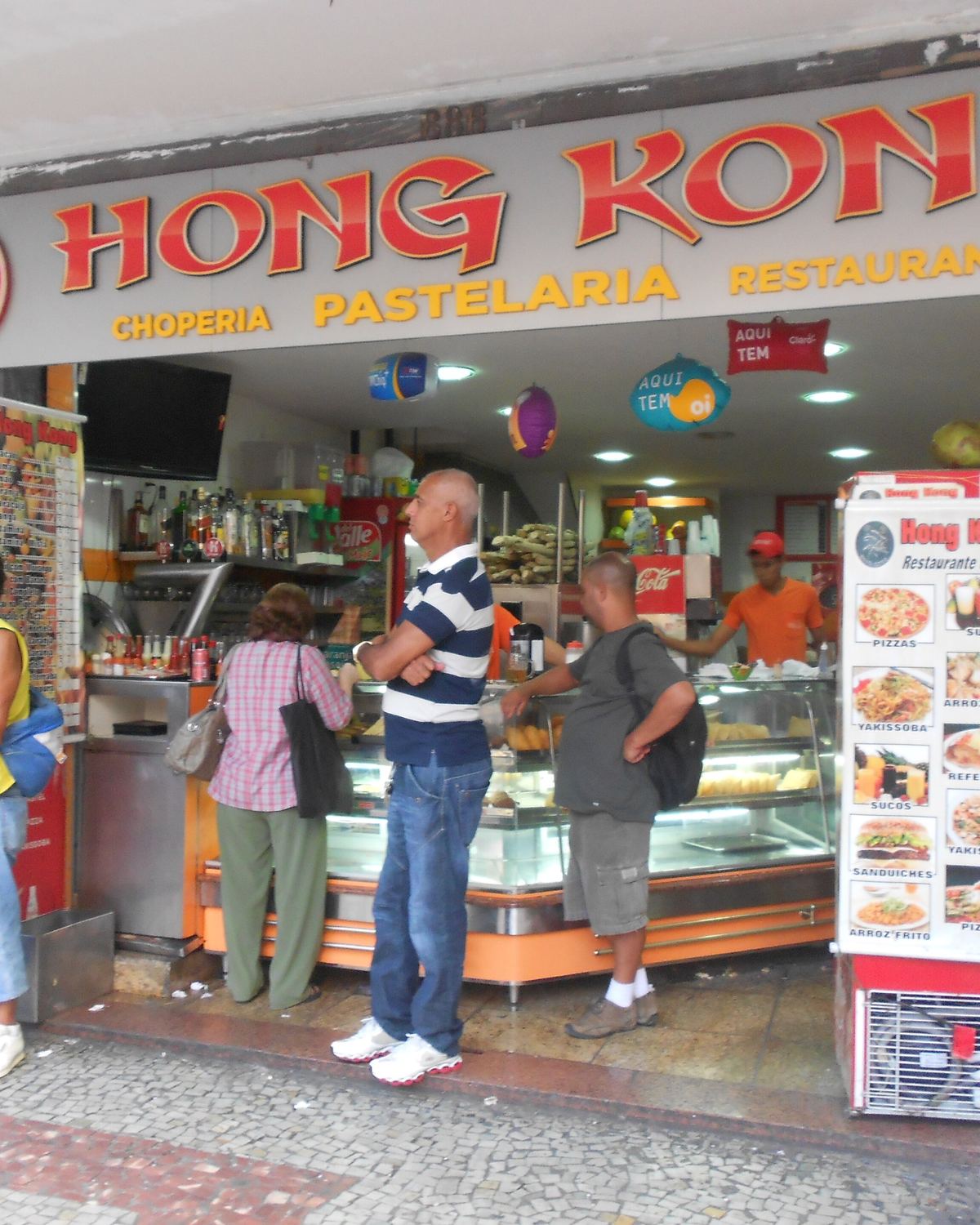 Clientes no balcão de uma pastelaria e choperia do centro de Juiz de Fora.