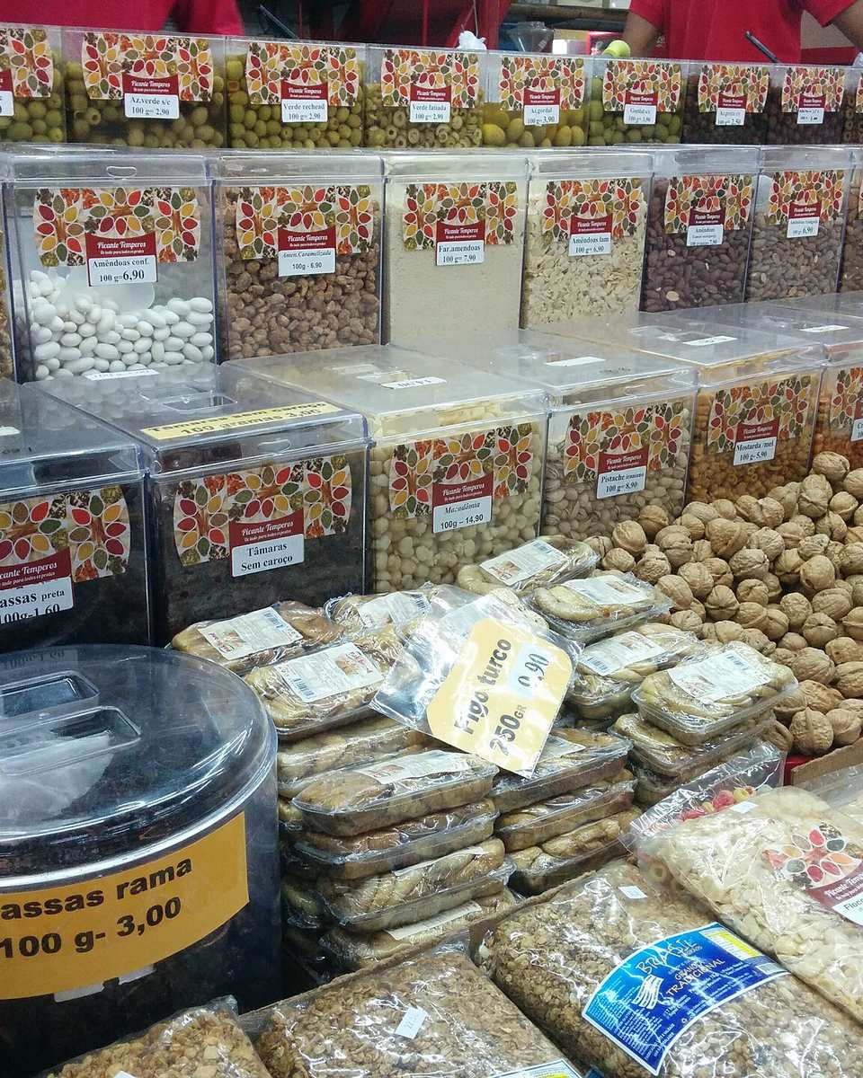 Banca do Mercado Municipal de Juiz de Fora com castanhas, nozes e frutas secas vendidas a granel.