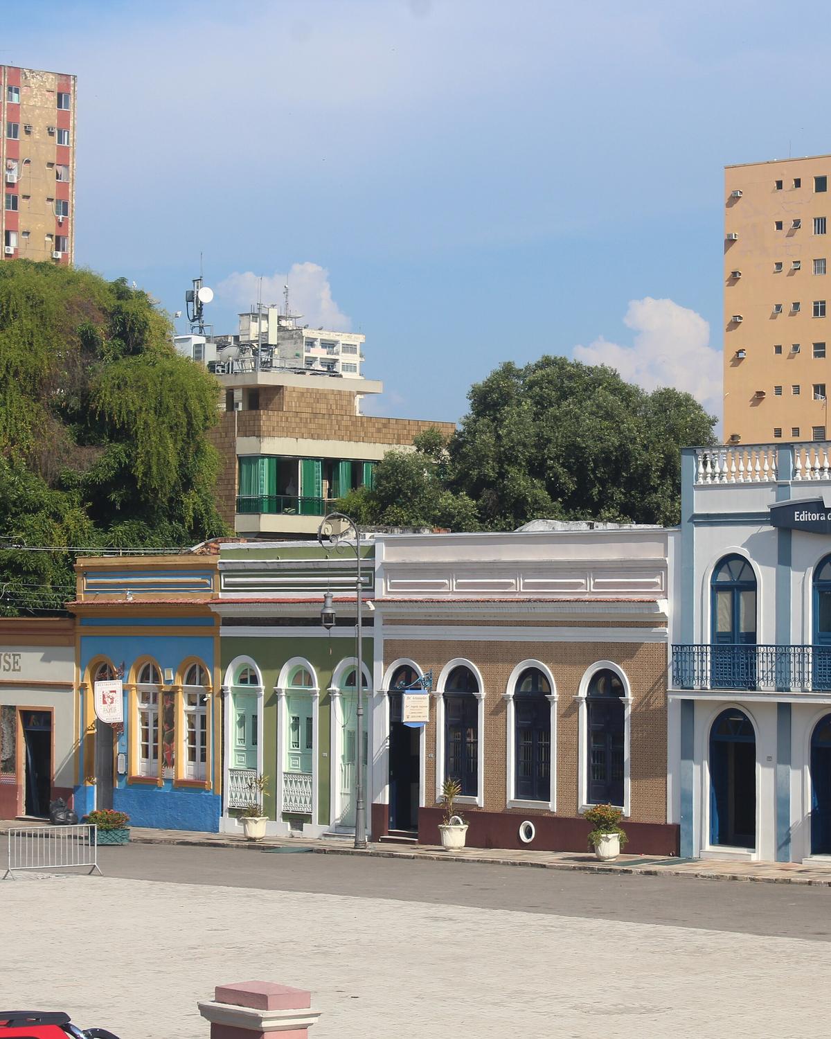 Casario centenário colorido em volta do Largo de São Sebastião, no centro de Manaus, com prédios residenciais atrás.