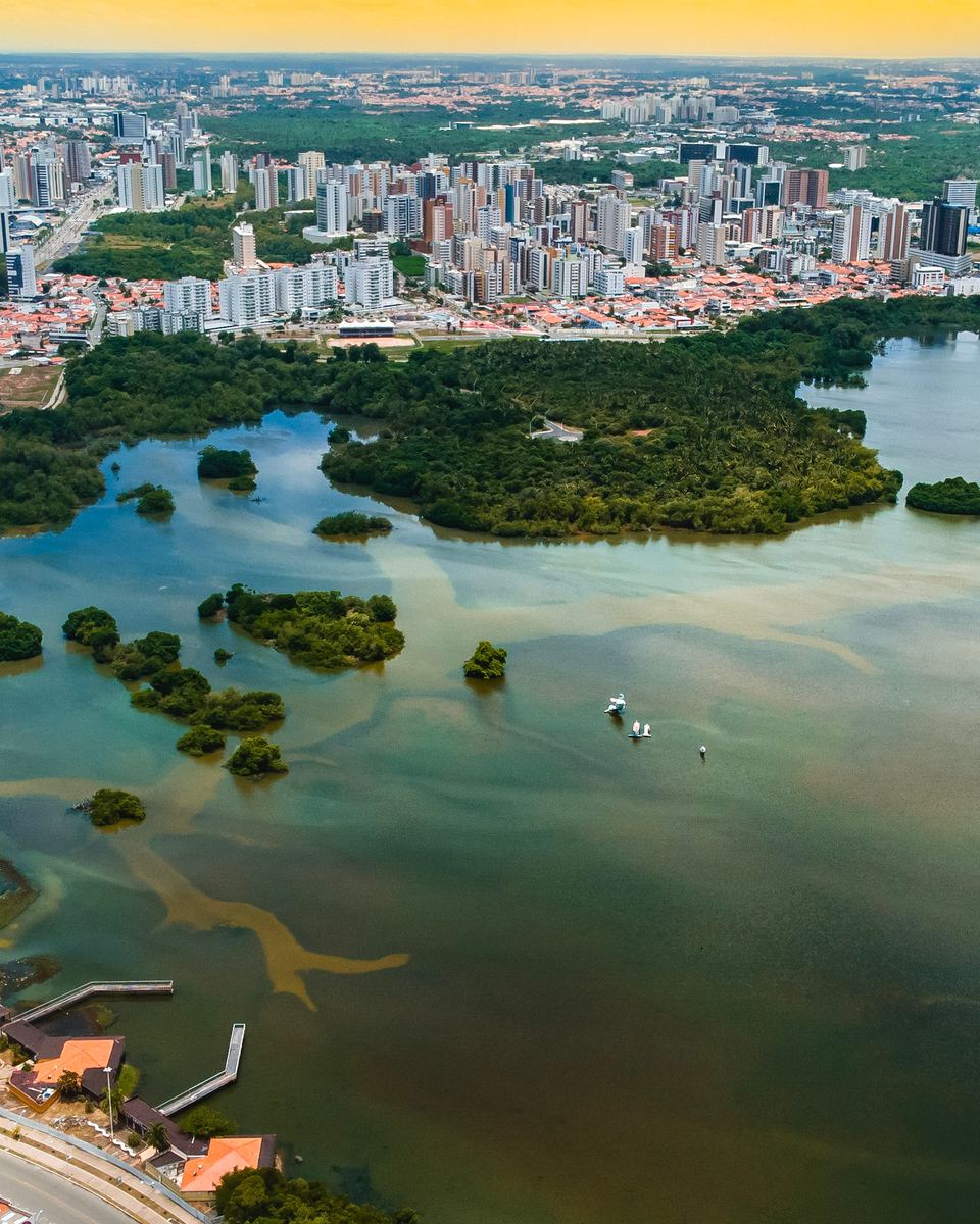 Vista aérea de São Luís com os prédios da orla, a Lagoa da Jansen com seus manguezais e a praia ao fundo