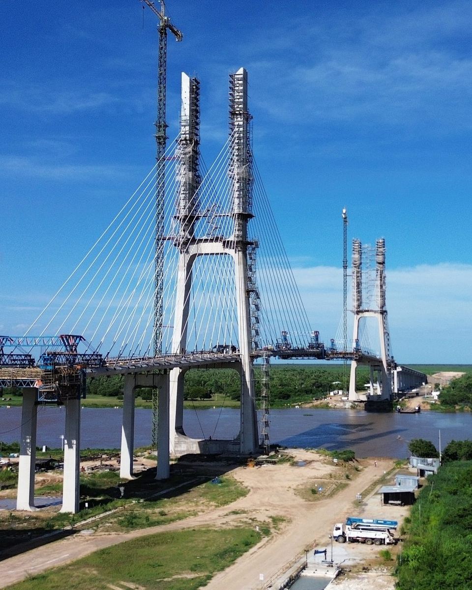 Ponte rodoviária da Rota Bioceânica em construção sobre o rio Paraguai, entre Porto Murtinho e Carmelo Peralta.