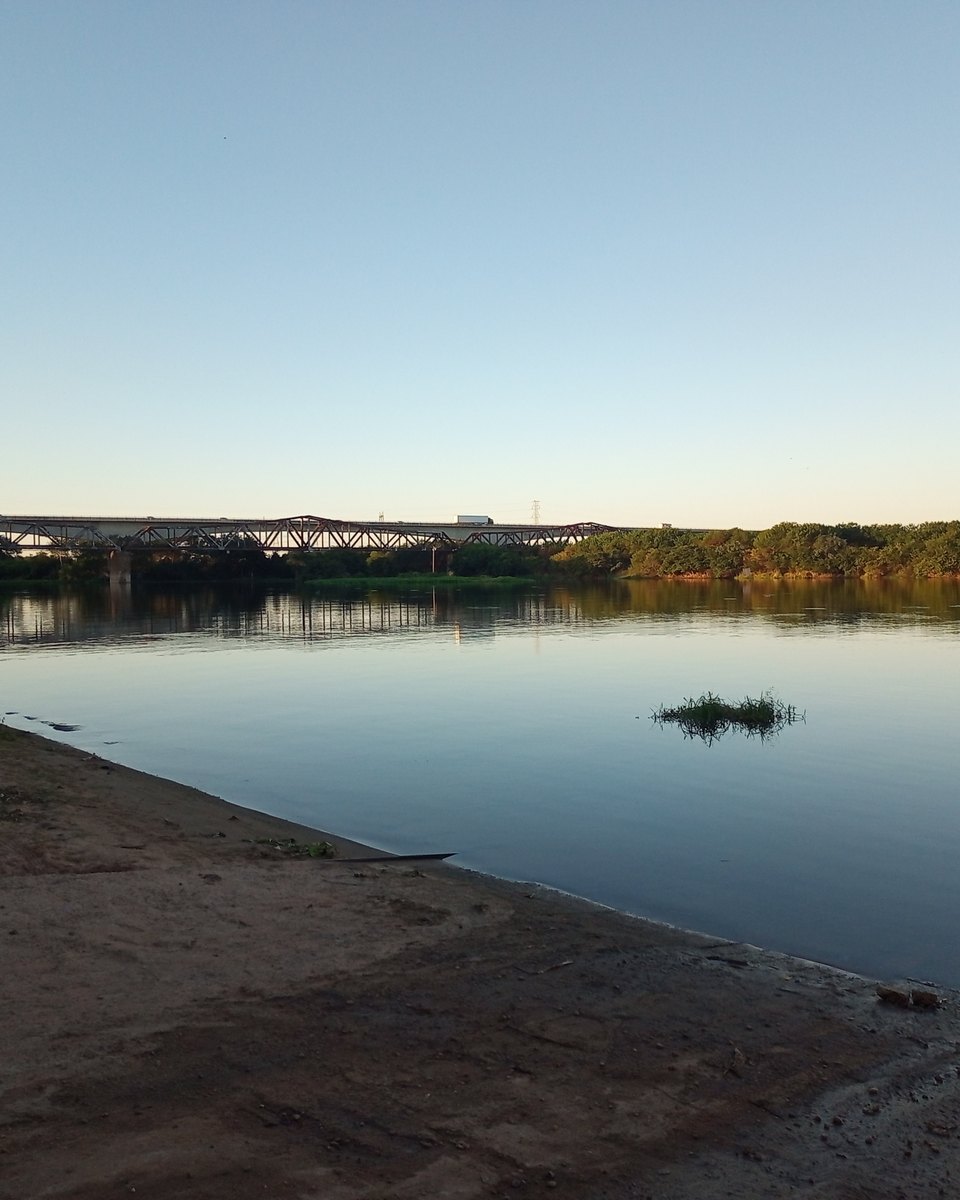 Ponte ferroviária sobre o rio Paraná em Jupiá, Três Lagoas, vista de uma praia de areia na margem sul-mato-grossense.