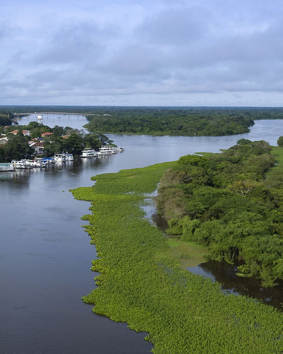 Vista aérea do porto de Cáceres, com barcos-hotel e embarcações de pesca atracados lado a lado na margem do rio Paraguai.