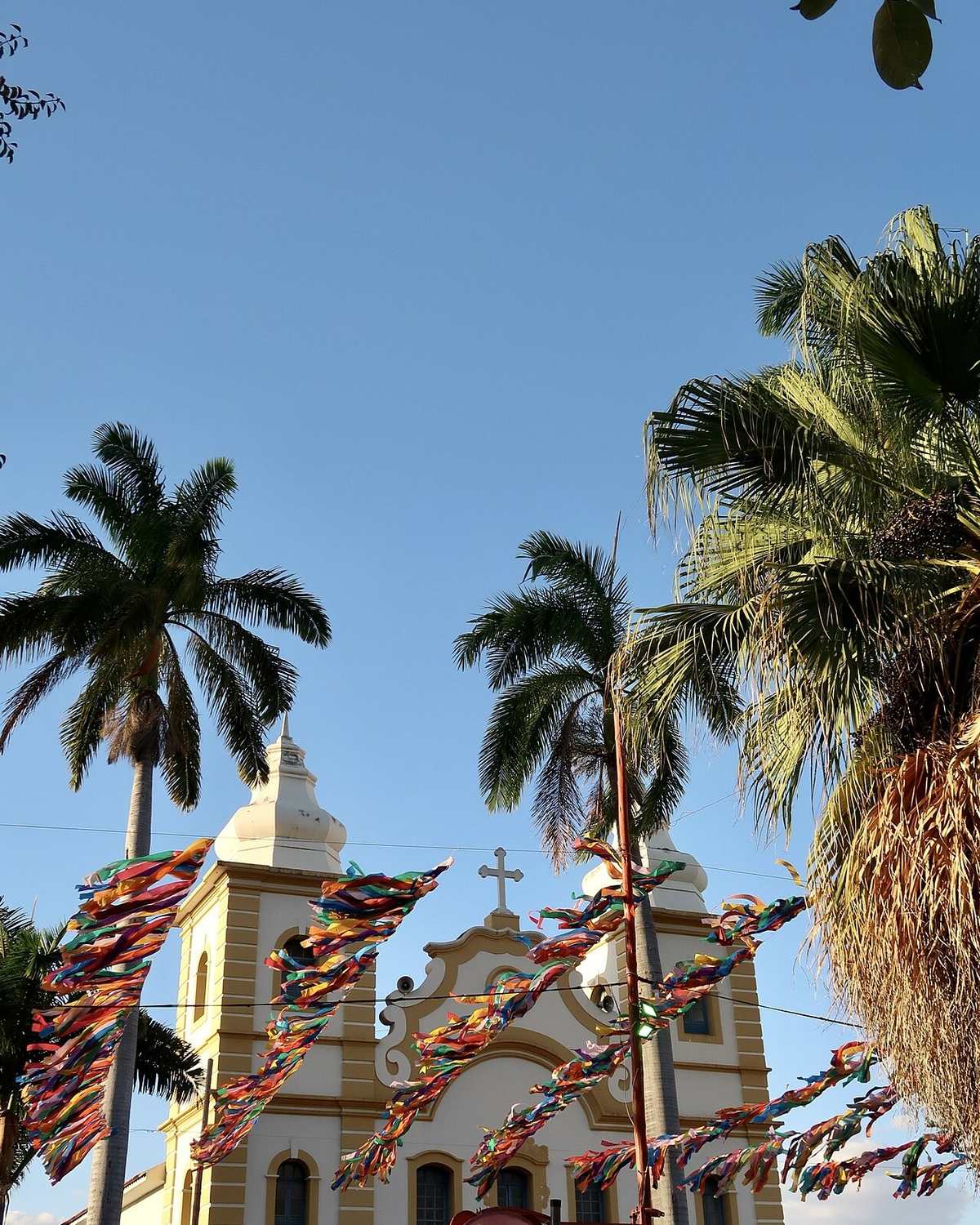 Igreja Matriz de Montes Claros com fitas coloridas na praça.
