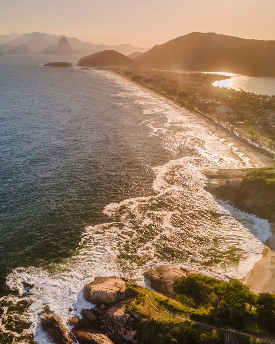 Vista aérea da Praia de Piratininga, em Niterói, ao pôr do sol.